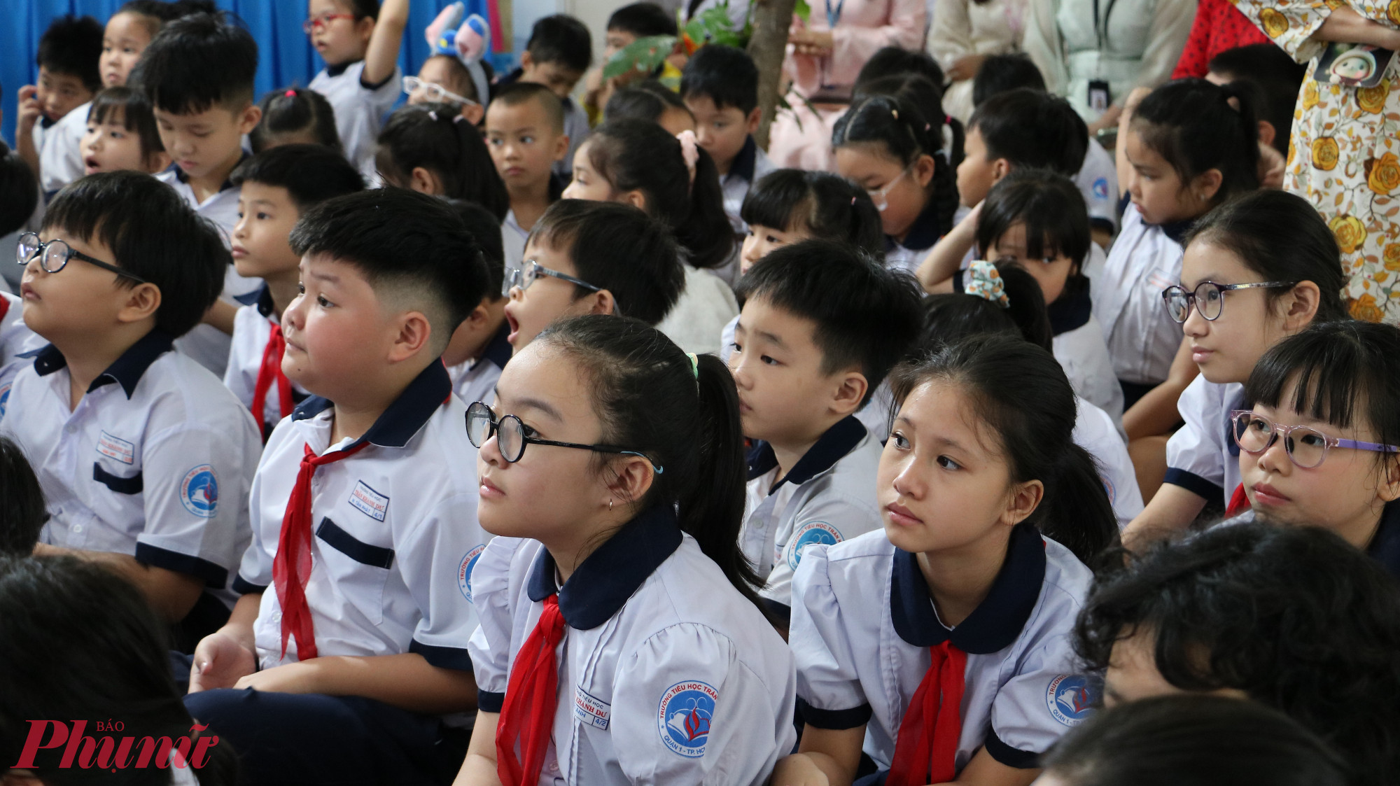 Chăm chú lắng nghe những câu chuyện