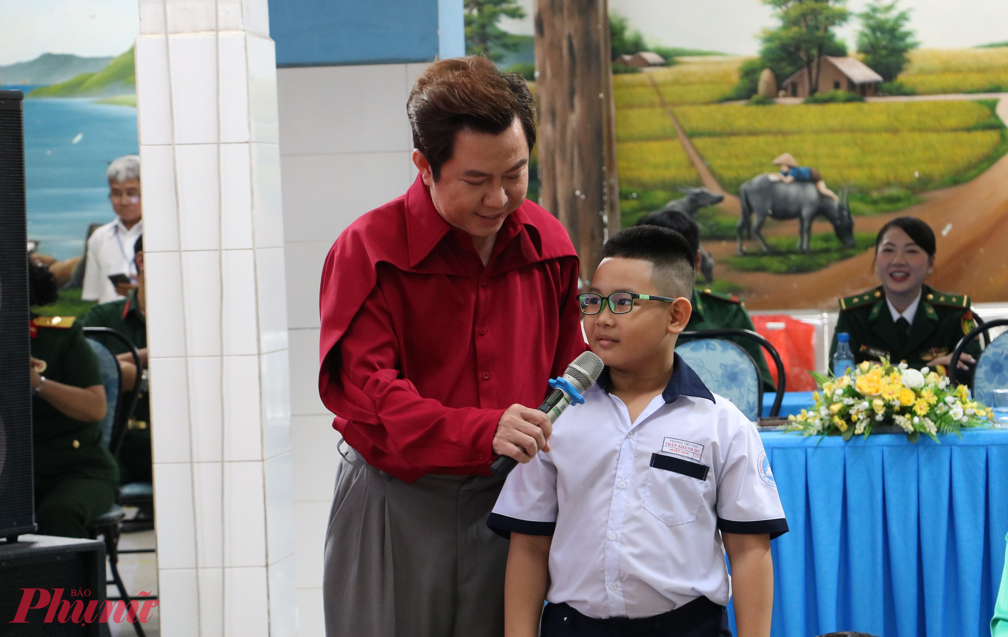 Ca sĩ Quốc Đại giao lưu cùng học sinh - Ảnh: Trang Thư