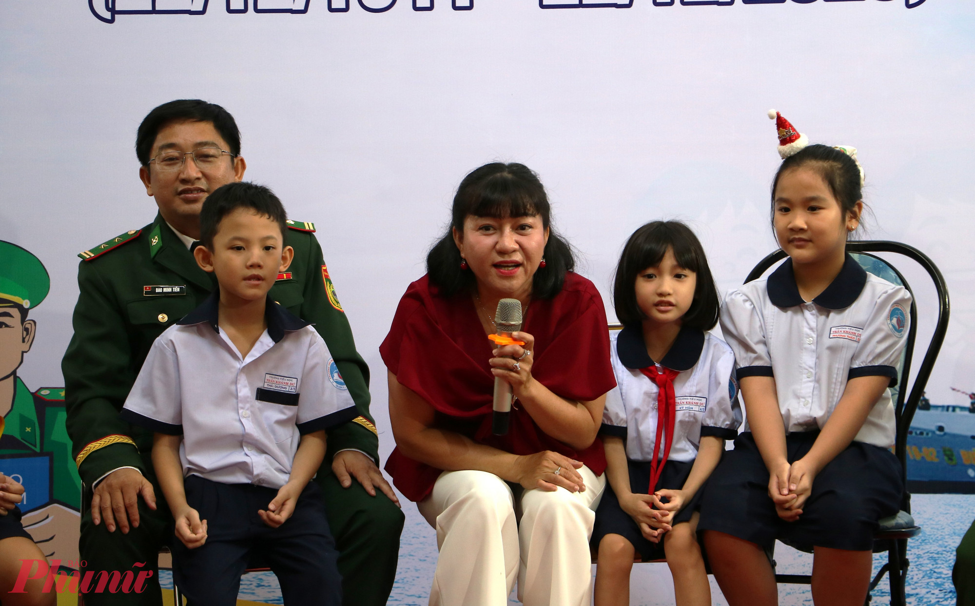 Bà Nguyễn Thị Ngọc Diễm đặt nhiều câu hỏi để gợi mở cho học sinh về những khó khăn của các chiến sĩ hải đảo - Ảnh: Trang Thư