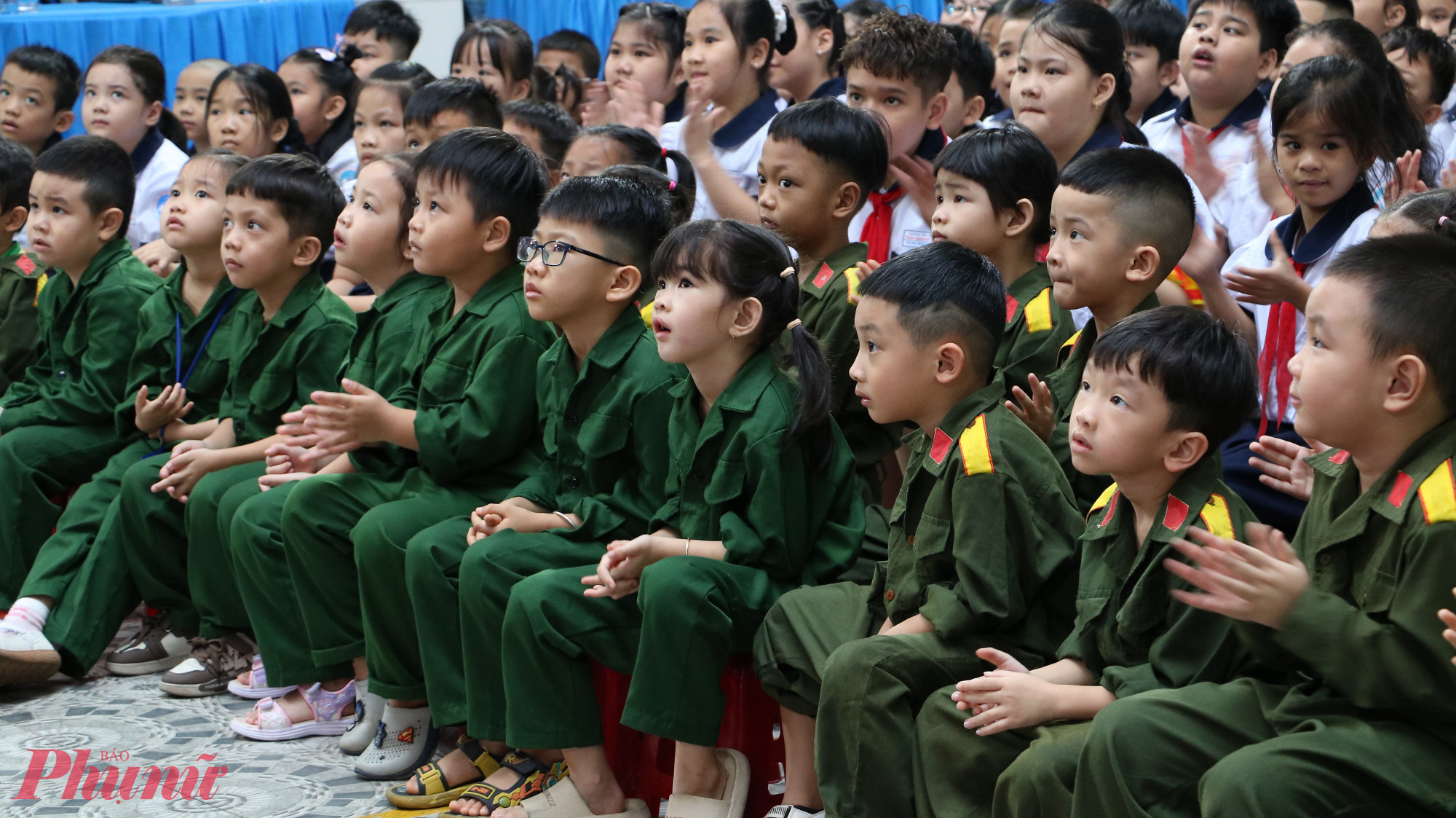 Những chiến sĩ nhí chăm chú theo dõi chương trình - Ảnh: Trang Thư