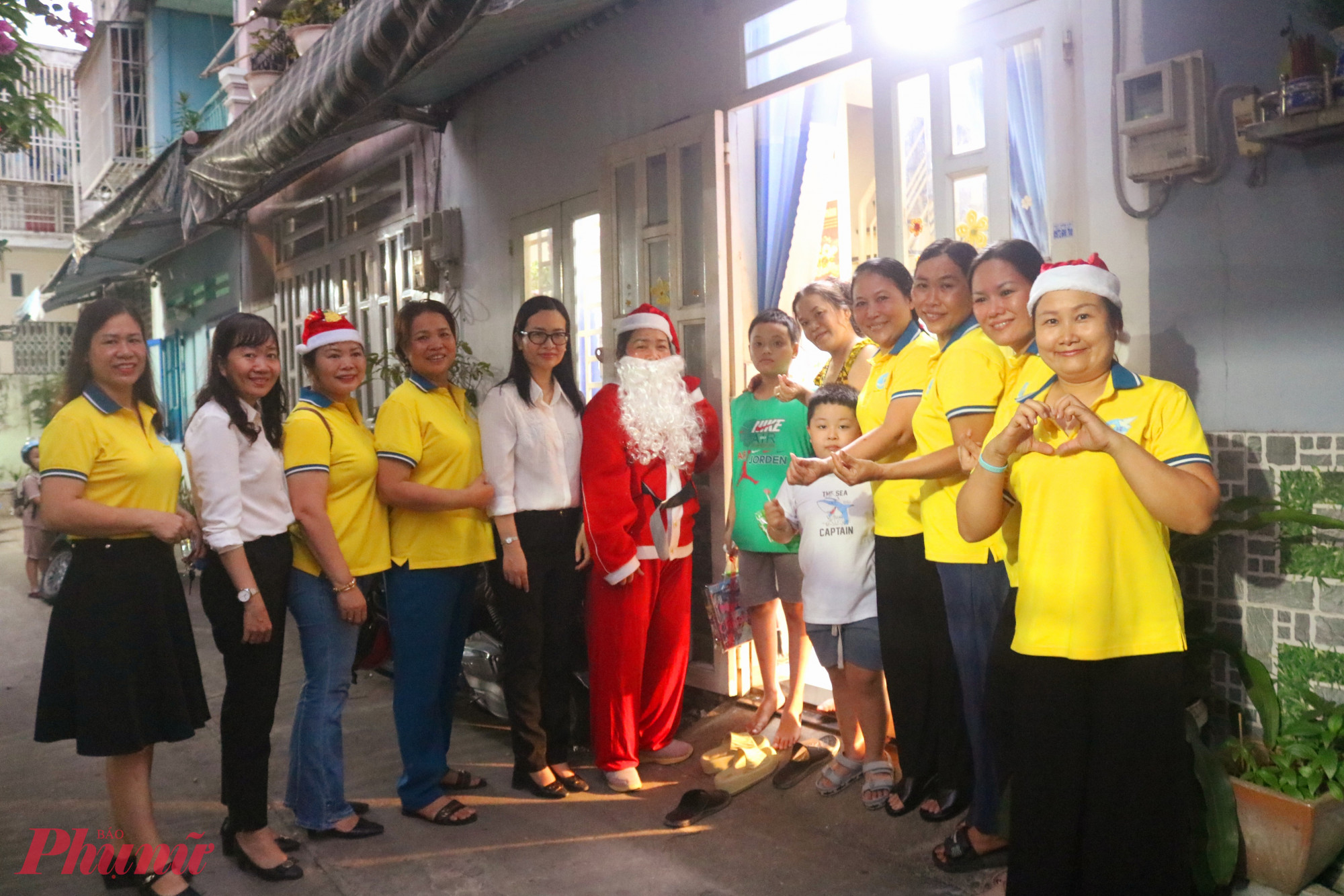 Cán bộ Hội Phụ nữ phường Thới An cùng nhau làm nên hành trình ý nghĩa trong mùa Giáng sinh năm nay - Ảnh: Mẫn Nhi