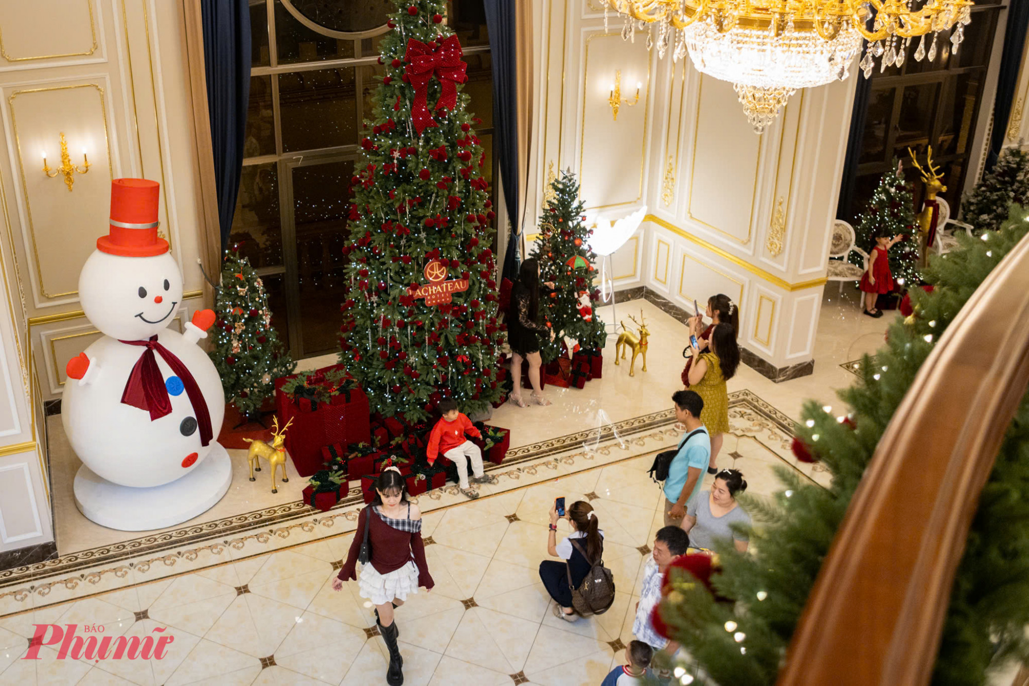 Bên cạnh không gian ngoài trời, khu vực bên trong tòa nhà cũng được bố trí nhiều góc chụp ảnh theo chủ đề Giáng sinh. Khu vực cầu thang với cây thông lớn, quả châu và dây trang trí được nhiều người đánh giá là “góc ăn ảnh”. Nhờ có máy lạnh và không gian kín, một số gia đình lựa chọn tham quan trong nhà để cảm thấy thoải mái hơn.