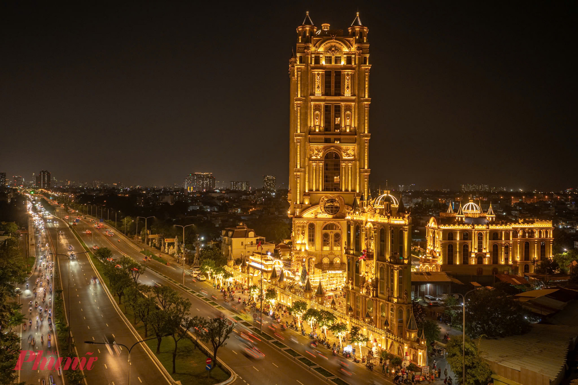 Khách sạn này cách trung tâm TPHCM khoảng 15 km, có quy mô hơn 20.000 m² với 270 phòng. Giá phòng dao động từ 1,8 triệu đồng đến 25 triệu đồng/đêm, tùy hạng phòng và thời điểm lưu trú.