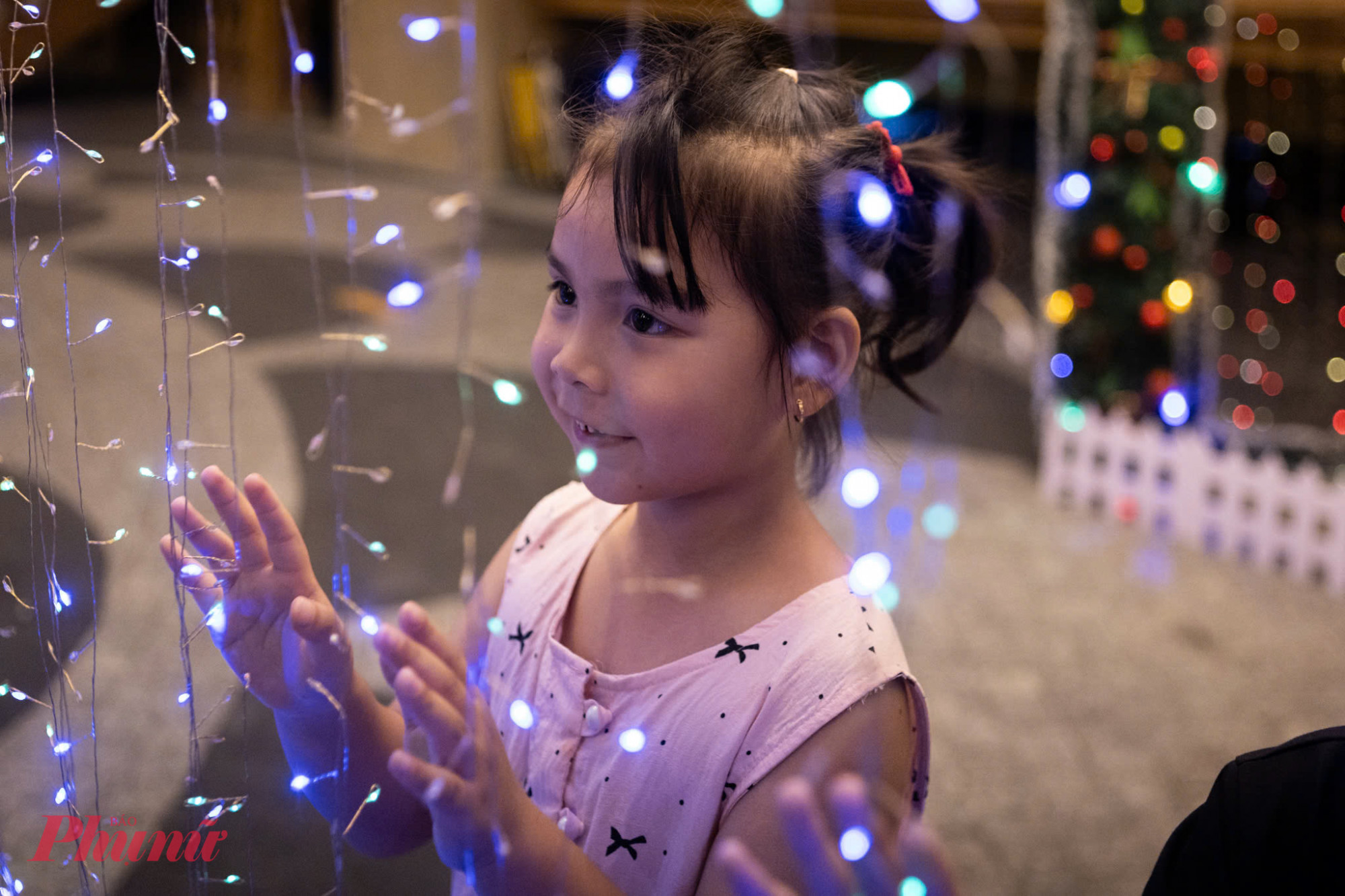 Chị Mai Anh (ngụ phường Xuân Hòa) chia sẻ, chị đặc biệt ấn tượng với phần trang trí bên trong khách sạn. “Không gian nội thất mang lại cảm giác ấm áp, phù hợp để cả gia đình chụp ảnh lưu niệm, nhất là khi đi cùng trẻ nhỏ”, chị nói.