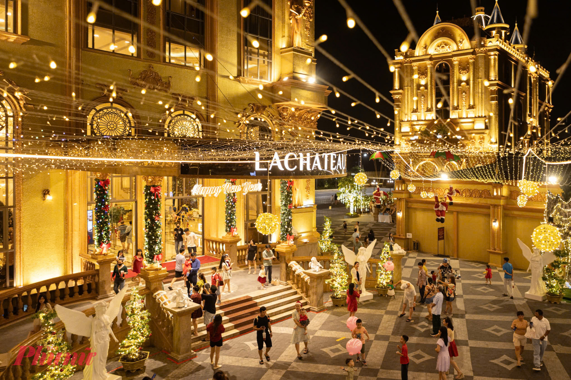 Điểm nhấn đặc biệt tại đây là hệ thống phun tuyết nhân tạo – yếu tố hiếm thấy trong các không gian trang trí Giáng sinh tại TPHCM. Theo ban tổ chức, tuyết được vận hành theo khung giờ cố định, bắt đầu từ 18h30, mỗi đợt cách nhau 30 phút và kết thúc lúc 21h30. Mỗi lần tuyết rơi, khu vực check-in lại chật kín người, đặc biệt là các bạn trẻ và những gia đình có con nhỏ.