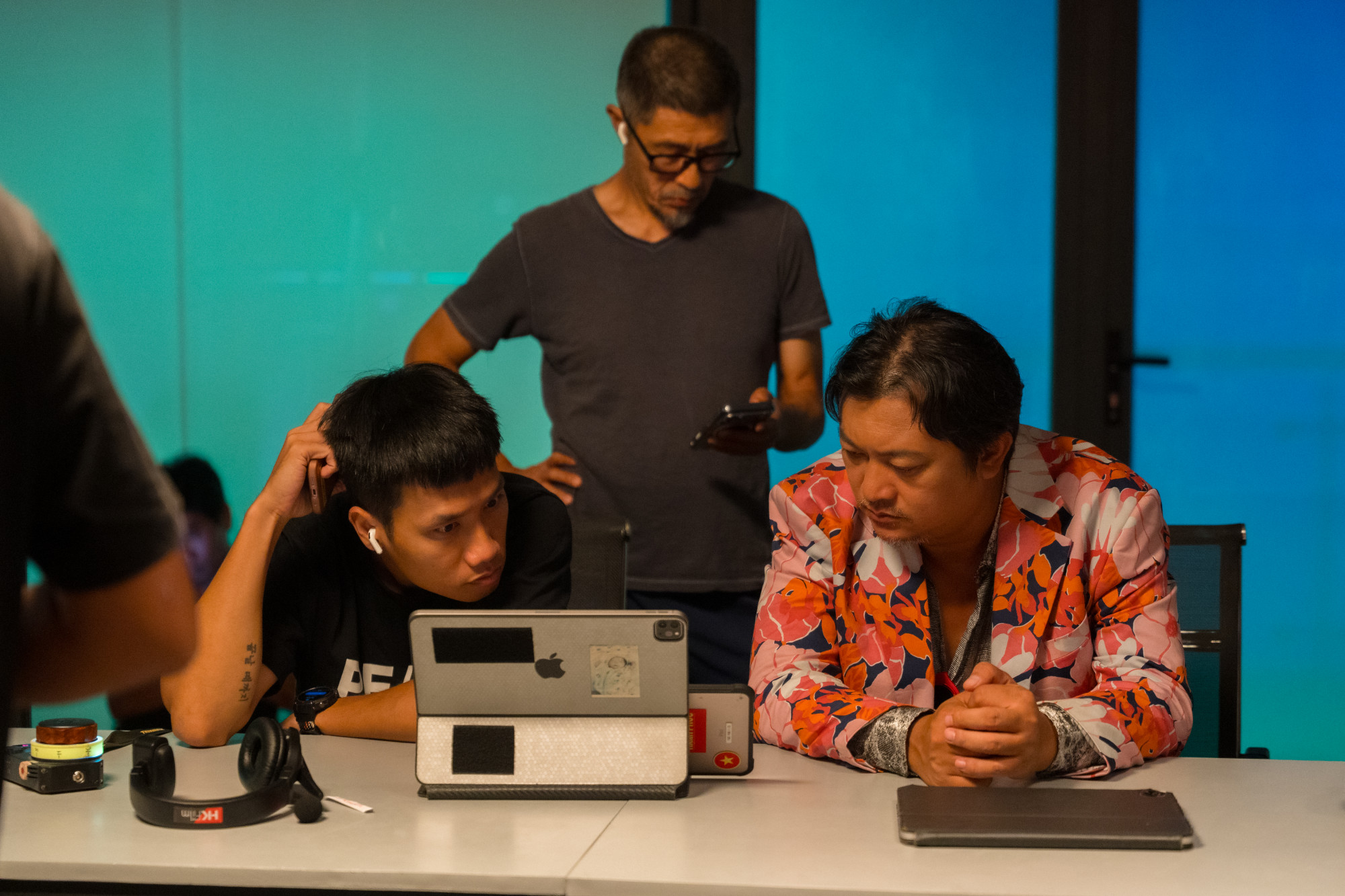 Từ trái sang: DOP Hoàng Trung Nam, nhà sản xuất Charlie Nguyễn và đạo diễn Phan Gia Nhật Linh