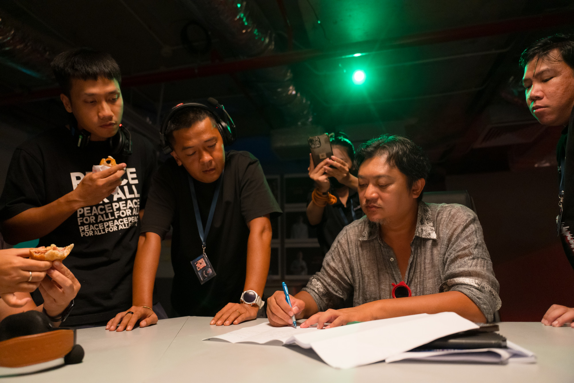 Đạo diễn Phan Gia Nhật Linh làm việc cùng các cộng sự 