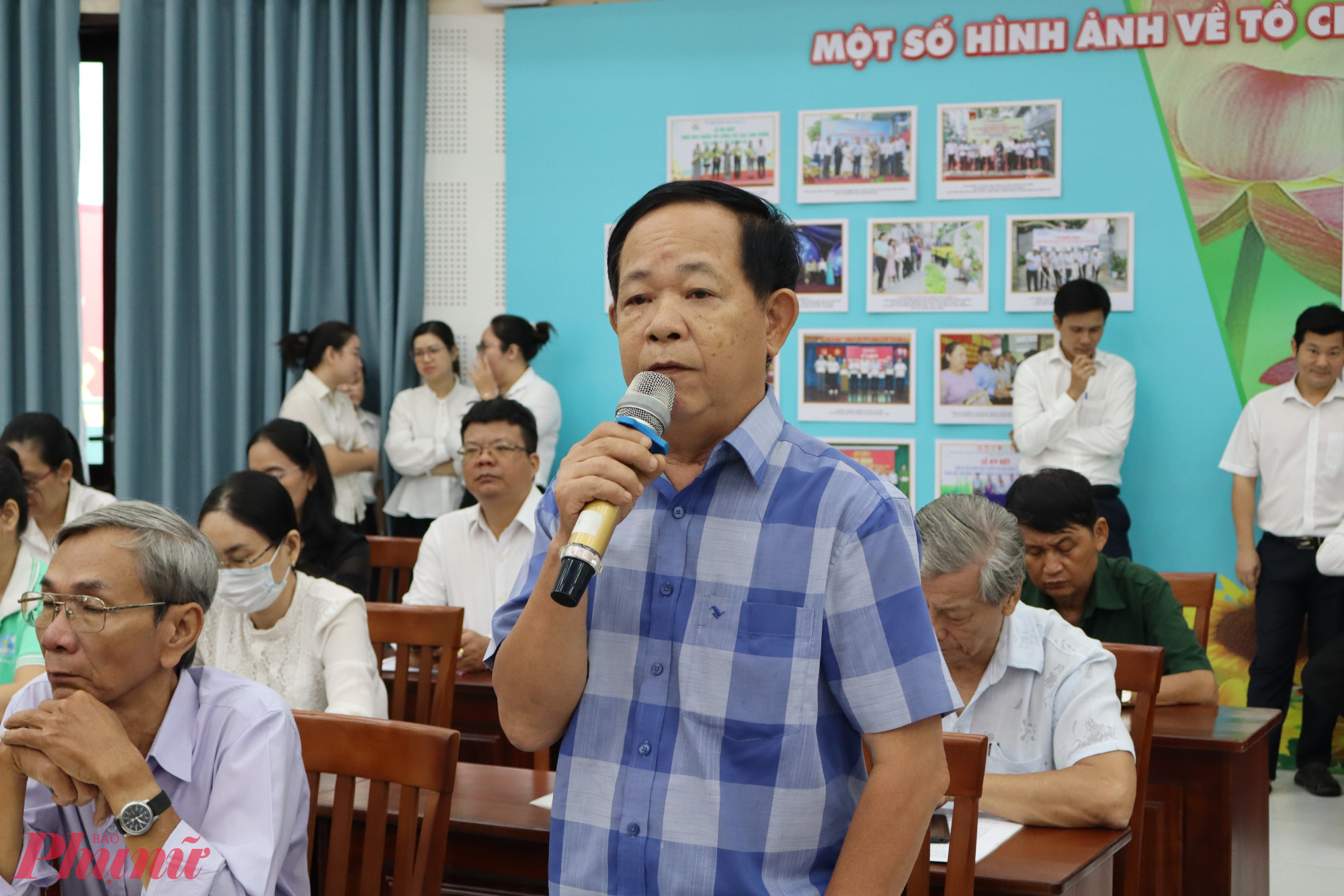 Cử tri nêu ý kiến tại buổi tiếp xúc - Ảnh: Thanh Tâm