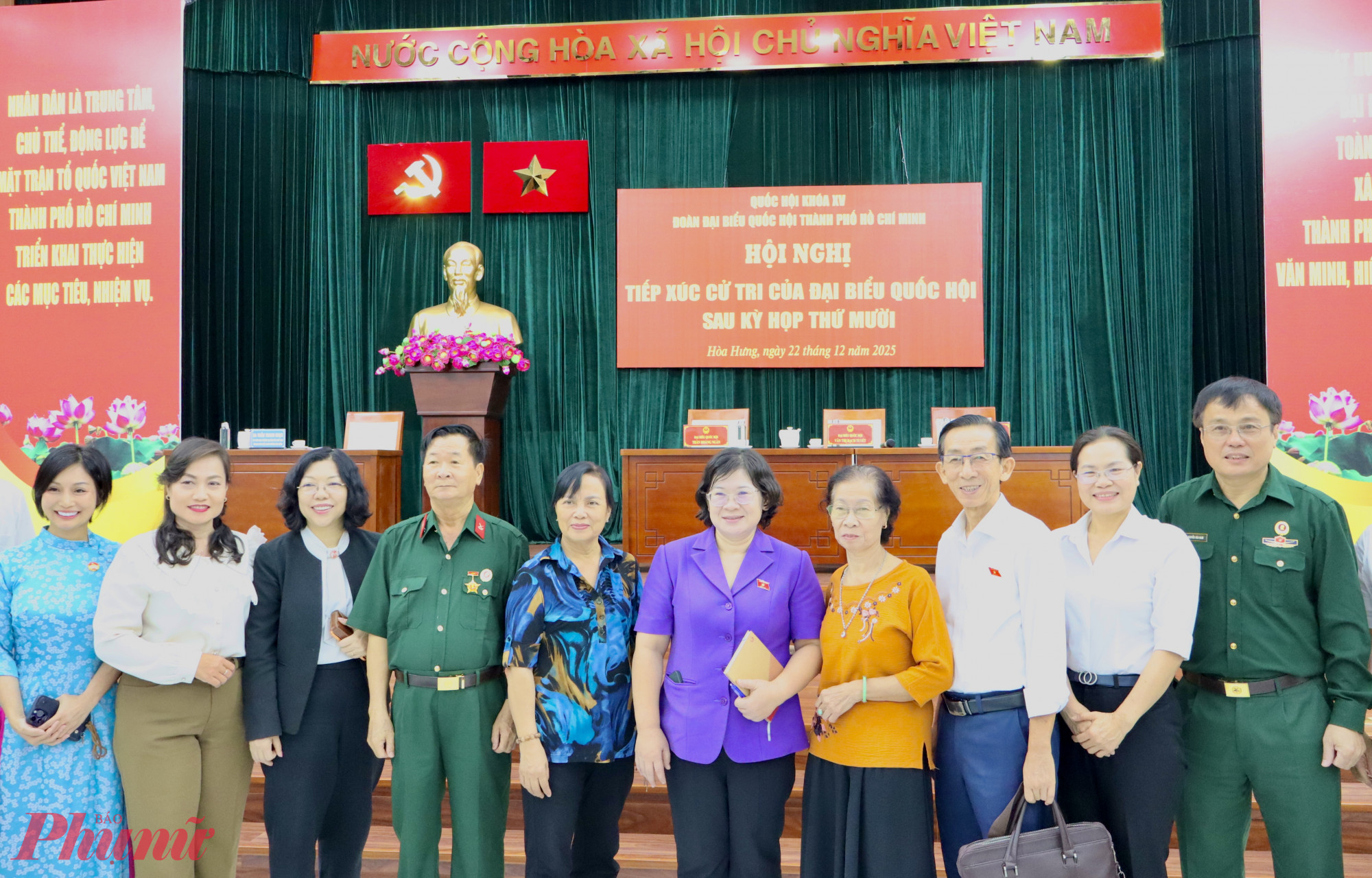 Phó bí thư Thành ủy TPHCM chụp hình cùng bà con tại buổi tiếp xúc cử tri - Ảnh: Thanh Tâm