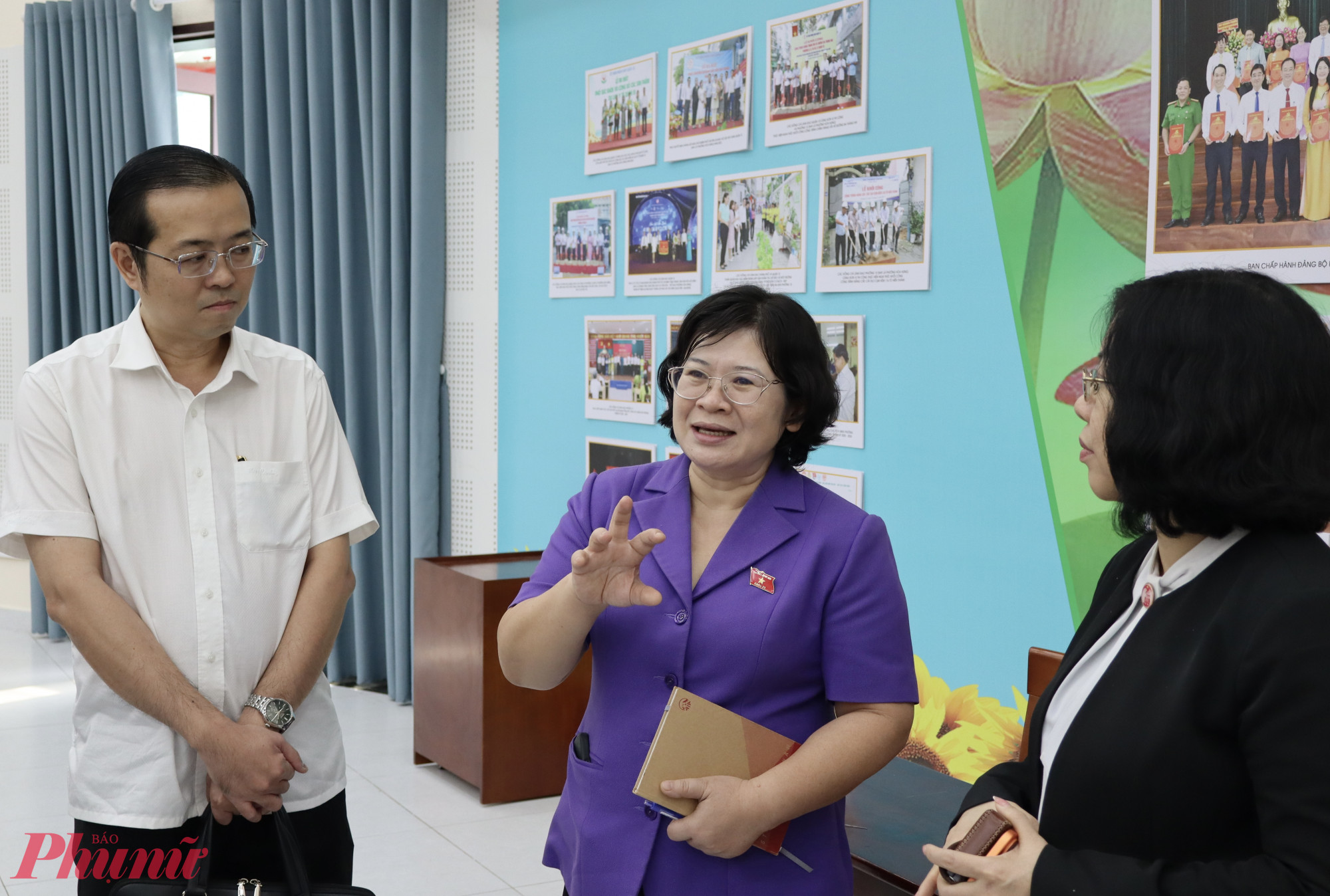 Bí thư Thành ủy TPHCM Trần Lưu Quang trò chuyện cùng bà con sau buổi tiếp xúc - Ảnh: Thanh Tâm