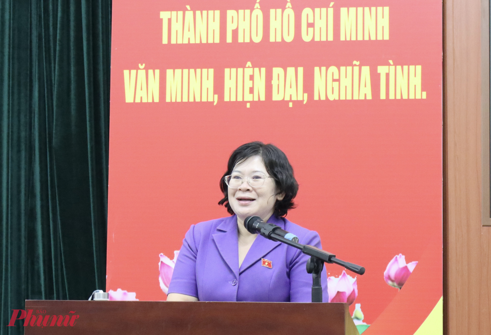 Bà Văn Thị Bạch Tuyết - Phó bí thư Thành ủy TPHCM hi nhận đầy đủ và đánh giá cao các ý kiến của cử tri  - Ảnh: Thanh Tâm