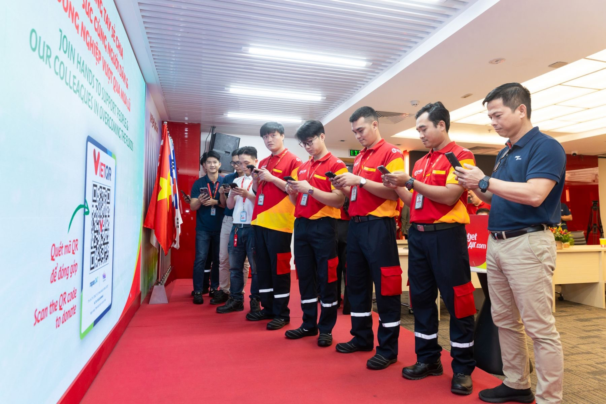 Đội ngũ kỹ thuật Vietjet ủng hộ đồng bào vùng bão lũ - Ảnh: Vietjet