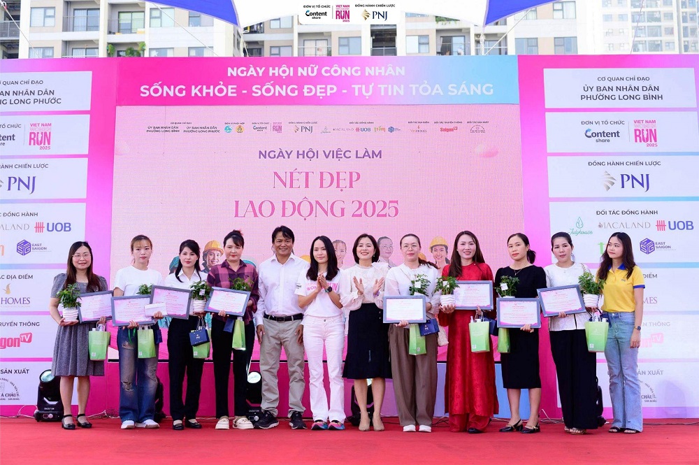 Tôn vinh 8 nữ công nhân tiêu biểu - Ảnh: PNJ