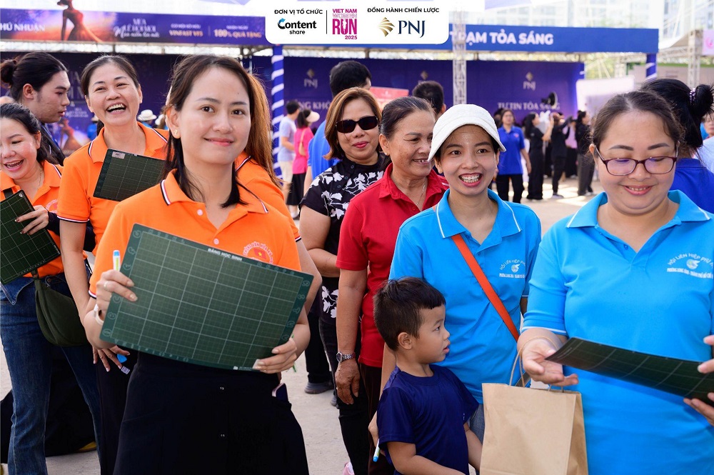 Các nữ công nhân trải nghiệm các hoạt động tại ngày hội - Ảnh: PNJ