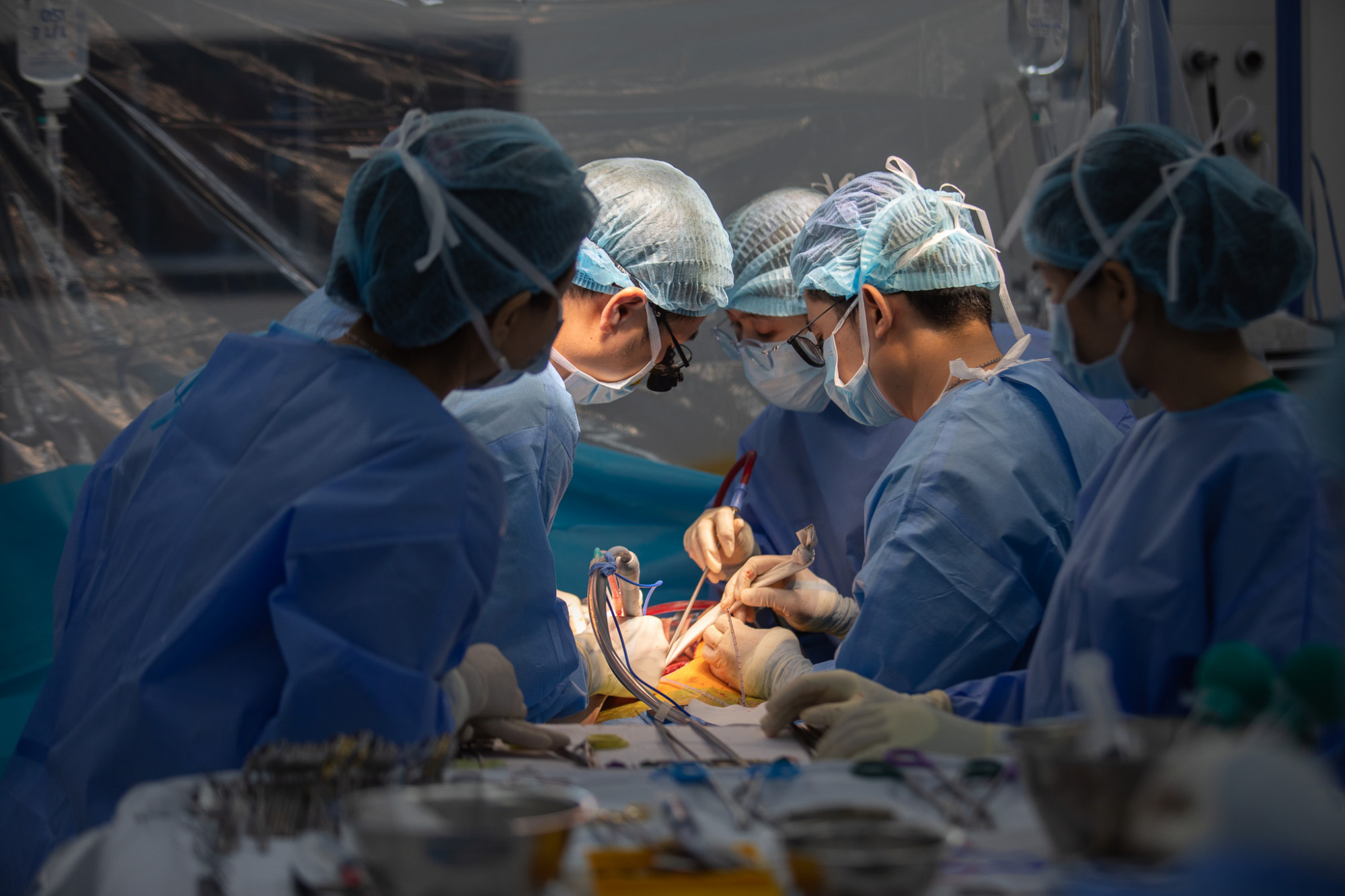 Ê-kíp bác sĩ đang ghép gan cấp cứu cho anh K., ảnh BVCC