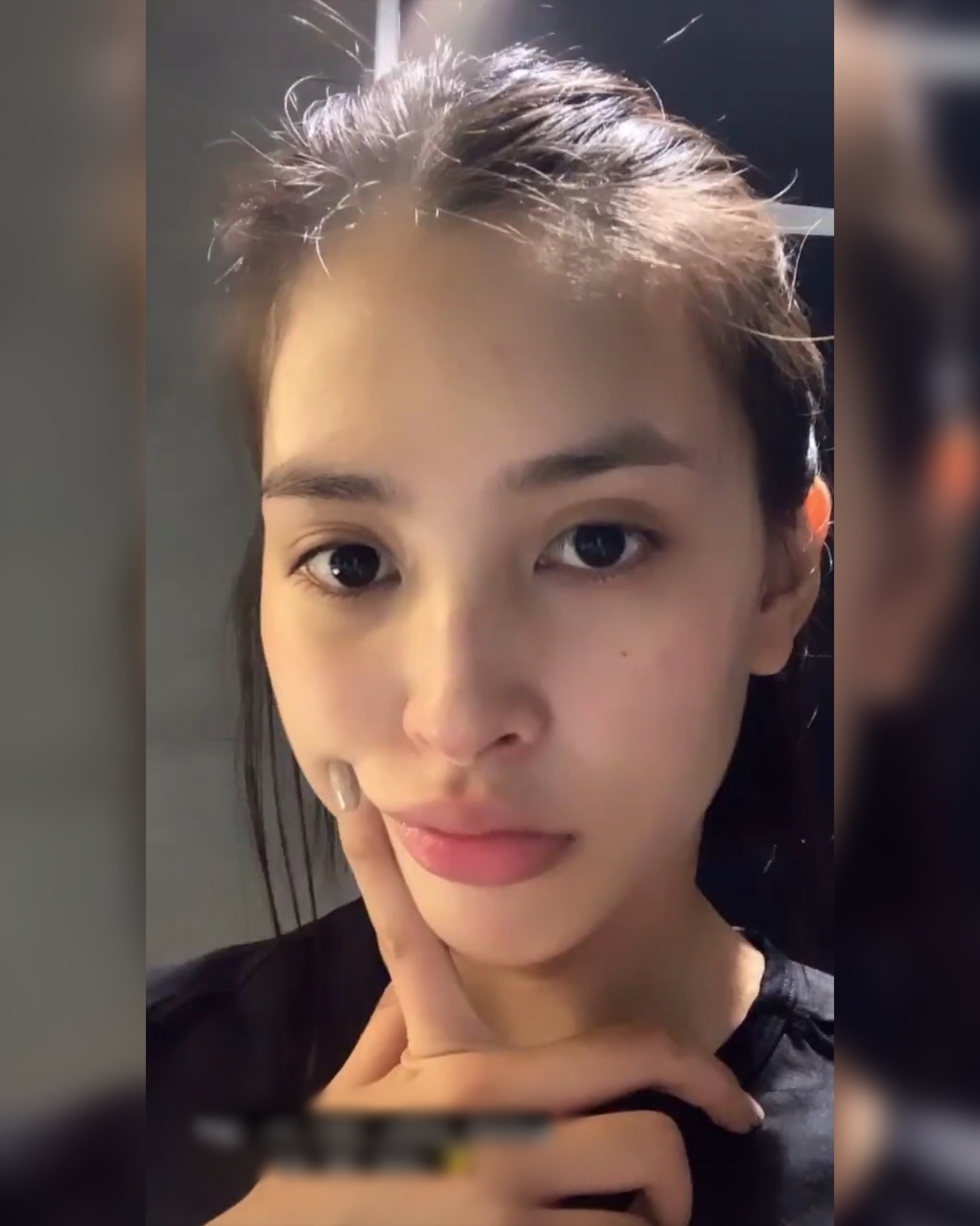 Hoa hậu Tiểu Vy ghi điểm với làn da mộc tương đôi mịn và đều màu. Bề mặt da căng, ít khuyết điểm rõ rệt, lỗ chân lông nhỏ và khó nhận ra ở khoảng cách gần. Tông da sáng tự nhiên, có độ ẩm nhẹ nên tạo cảm giác khỏe khoắn chứ không bị khô hay xỉn. Tổng thể mang lại cảm giác làn da sạch, khỏe và tươi tắn ngay cả khi không trang điểm.