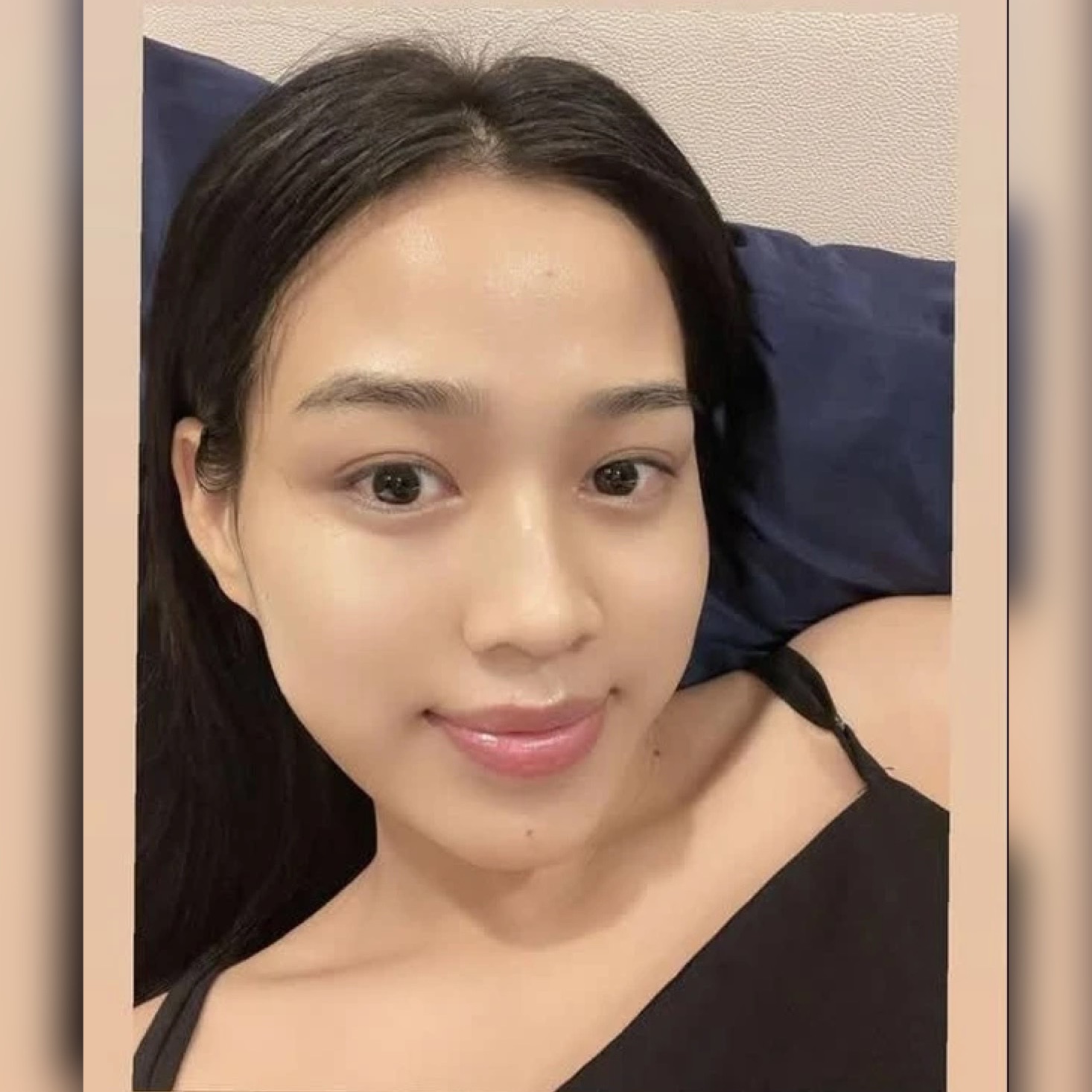 Đỗ Hà khoe làn da không son phấn sáng mịn, đều màu, lỗ chân lông nhỏ, đặc biệt ở vùng má, góp phần tạo nên tổng thể làn da sạch và tươi trẻ. Qua hình ảnh chụp cận mặt, làn da của nàng hậu có độ ẩm tốt, phản sáng nhẹ ở trán và sống mũi, cho thấy tình trạng da khỏe, không bị khô hay xỉn màu đem lại cảm giác khỏe khoắn, trong trẻo và phù hợp với hình ảnh đời thường, kể cả khi không trang điểm.