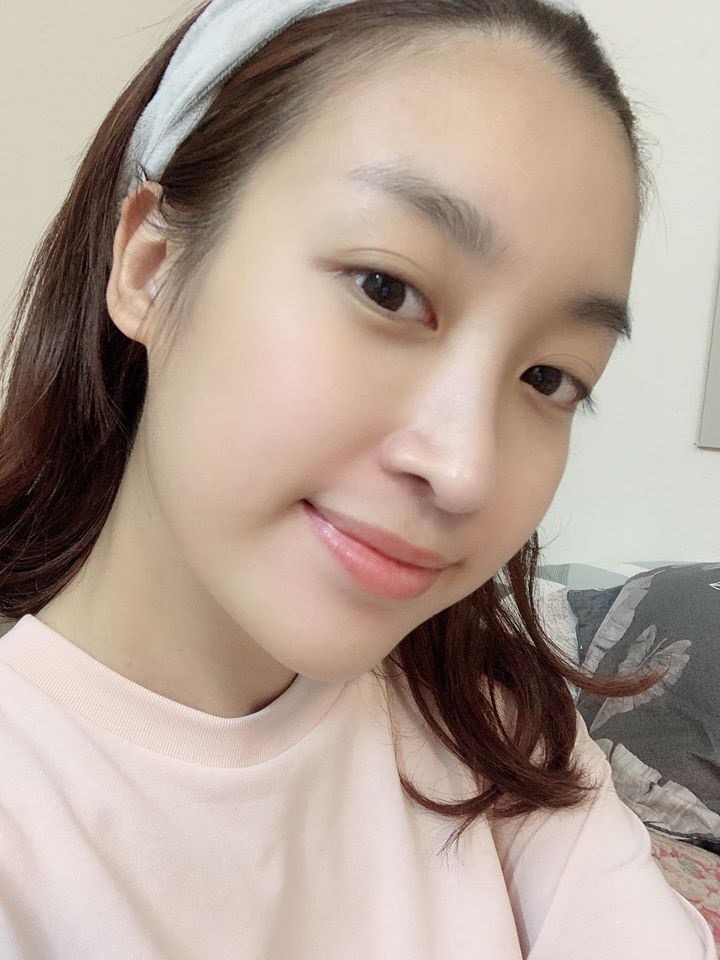 Hoa hậu Đỗ Mỹ Linh khi tẩy trang có làn da mộc khá sáng và đều màu, mang sắc thái tự nhiên. Bề mặt da khá mịn, căng nhẹ, lỗ chân lông nhỏ và khó nhận thấy, đặc biệt ở vùng má và trán. Da có độ ẩm tốt, tạo hiệu ứng mềm mại và khỏe khoắn, không bị khô hay xỉn màu, toát lên vẻ trong trẻo và dịu dàng khi để mặt mộc.