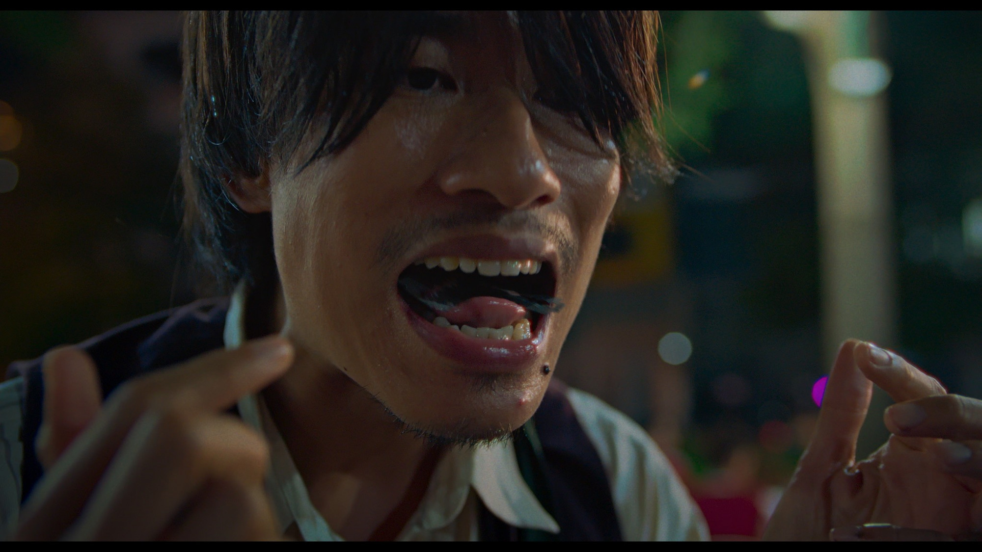 Kiều Minh Tuấn vào vai 1 nghệ sĩ xiếc và thân gà trống nuôi con