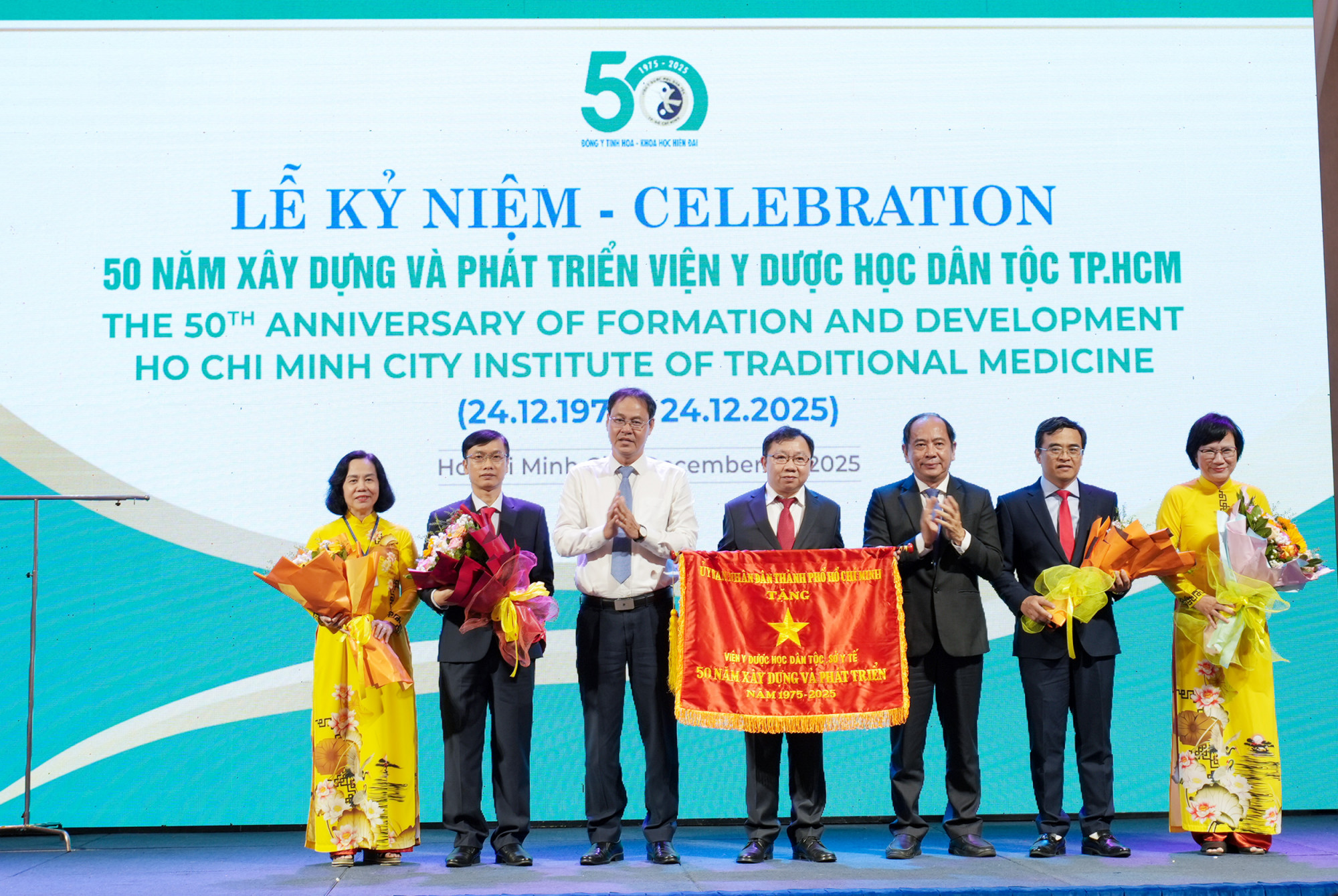 Viện Y Dược học dân tộc đón nhận Cờ truyền thống của UBND TPHCM, ảnh Viện Y Dược học dân tộc TPHCM