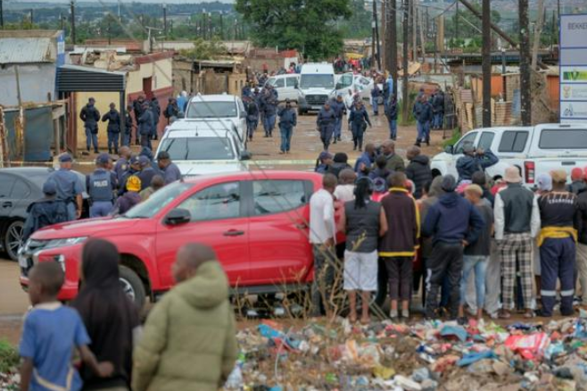 Cảnh sát cho biết các tay súng đã vào quán rượu và nổ súng một cách ngẫu nhiên