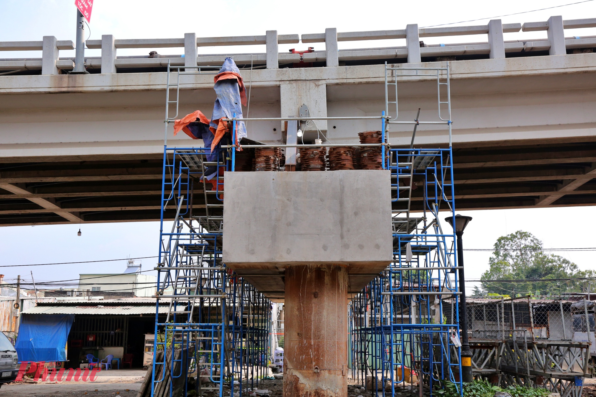 Để nâng cao toàn bộ kết cấu cầu, các kỹ sư đã áp dụng giải pháp kỹ thuật phức tạp, lắp đặt hơn 100 kích thủy lực đồng bộ dưới trụ và dầm cầu. Mỗi kích có khả năng chịu tải từ 400-500 tấn, được điều khiển tập trung bằng hệ thống máy tính, kiểm soát sai số dưới 1mm.