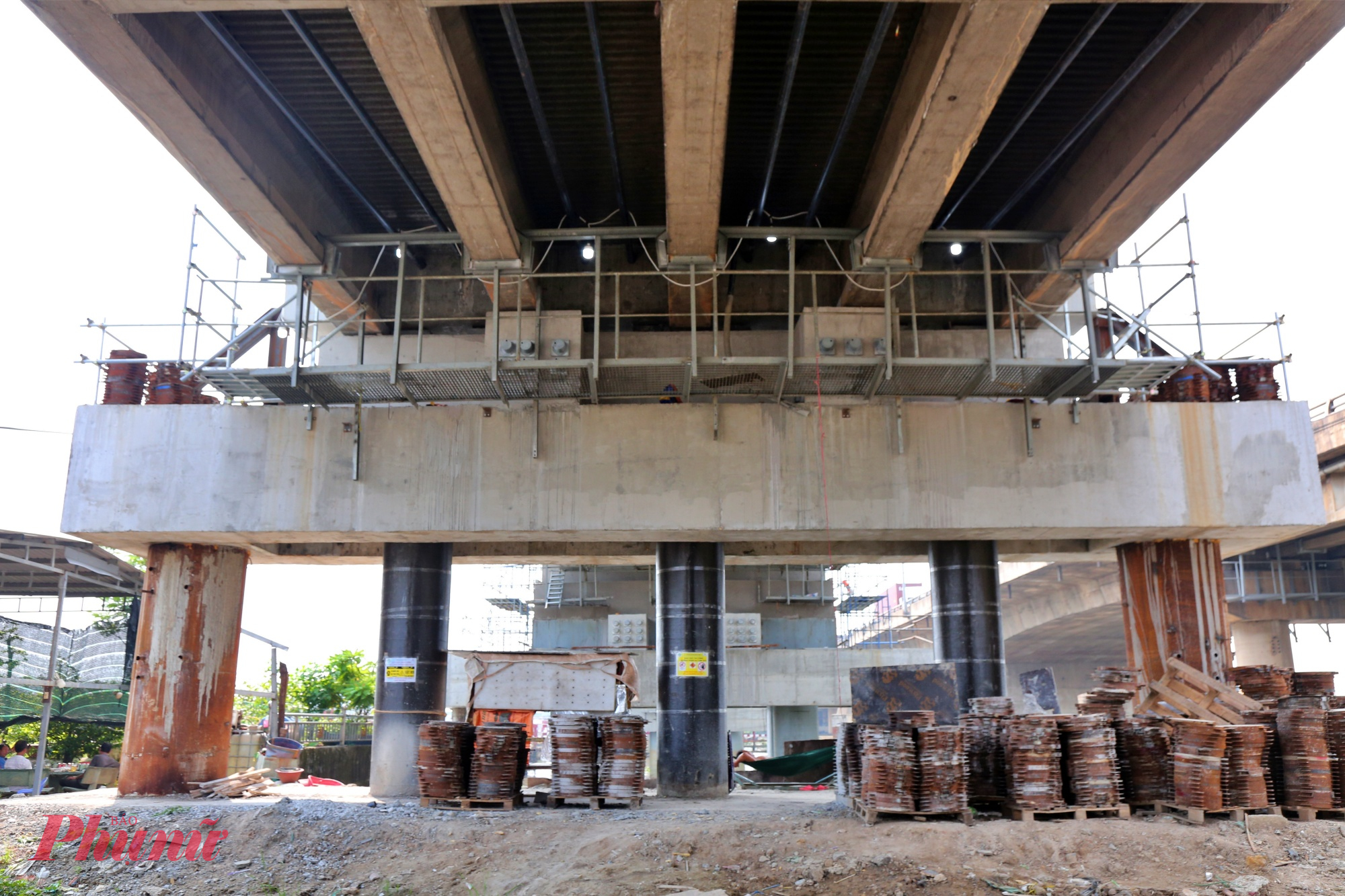 Tuy nhiên, do tĩnh không thông thuyền chưa đến 6m, công trình không đáp ứng tiêu chuẩn tối thiểu 7m theo quy hoạch giao thông đường thủy, thường xuyên gây khó khăn cho tàu thuyền và tiềm ẩn nguy cơ mất an toàn.