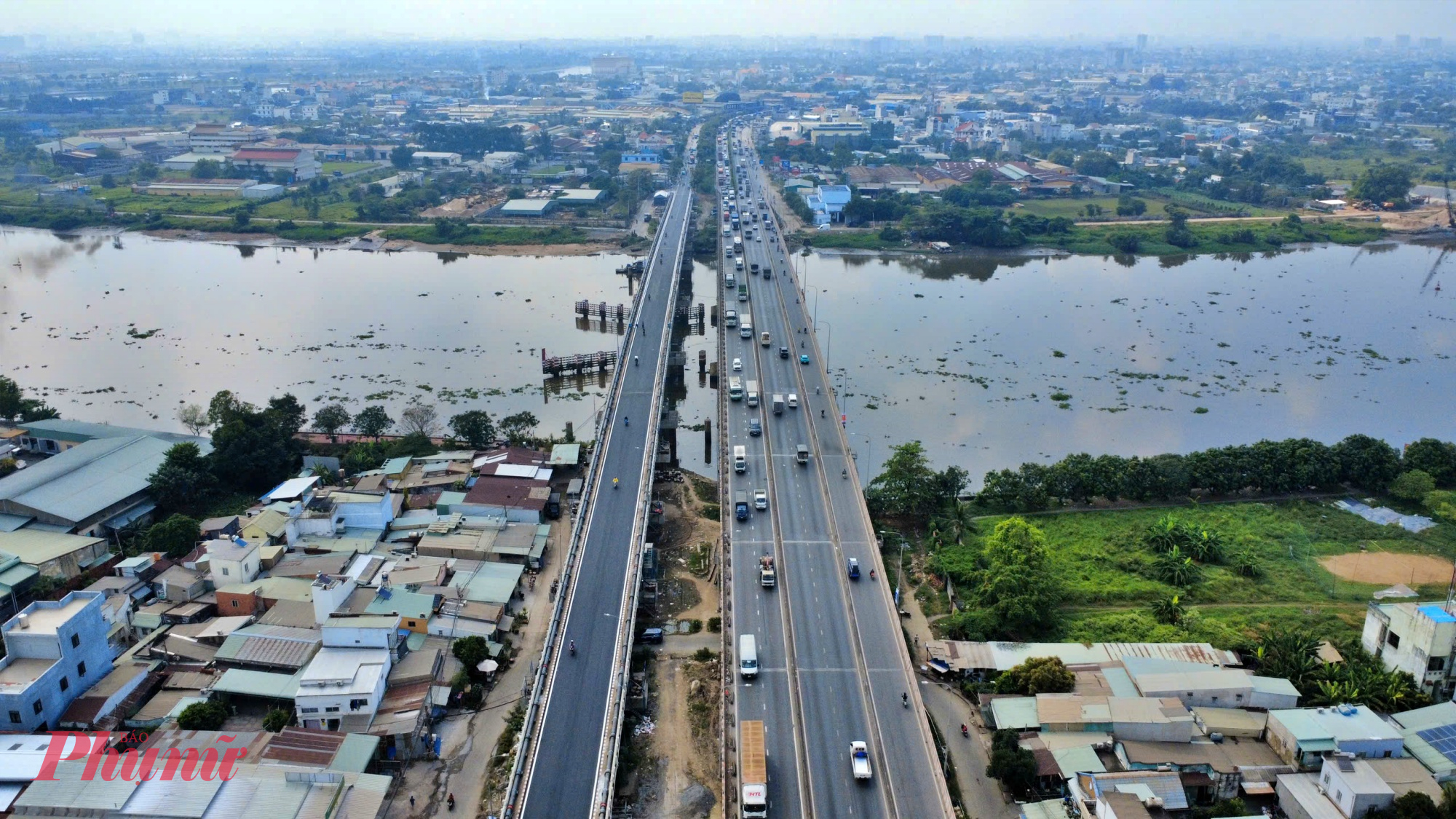 Cầu Bình Phước 1 bắc qua sông Sài Gòn, nằm trên tuyến Quốc lộ 1, kết nối phường An Phú Đông với phường Hiệp Bình. Đây là cửa ngõ giao thông quan trọng phía Bắc TPHCM, đồng thời cũng là một trong những điểm nghẽn lớn nhất trên tuyến vận tải thủy sông Sài Gòn suốt nhiều năm qua.
