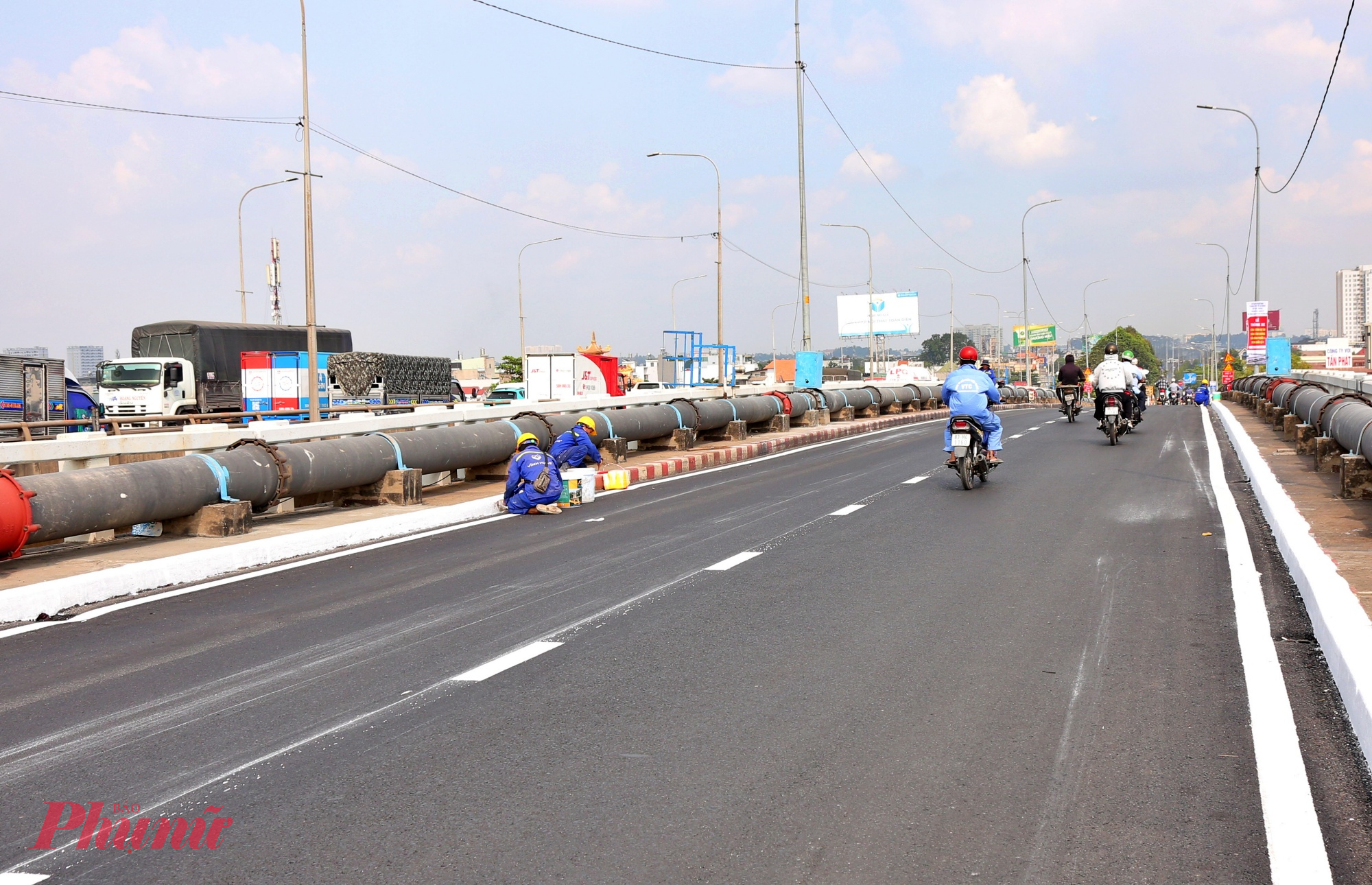 Trên công trường những ngày cuối, nhà thầu tập trung hoàn thiện mặt cầu, hệ thống chiếu sáng, biển báo và sơn kẻ đường, đồng thời tổ chức kiểm tra kỹ thuật tổng thể trước khi nghiệm thu.