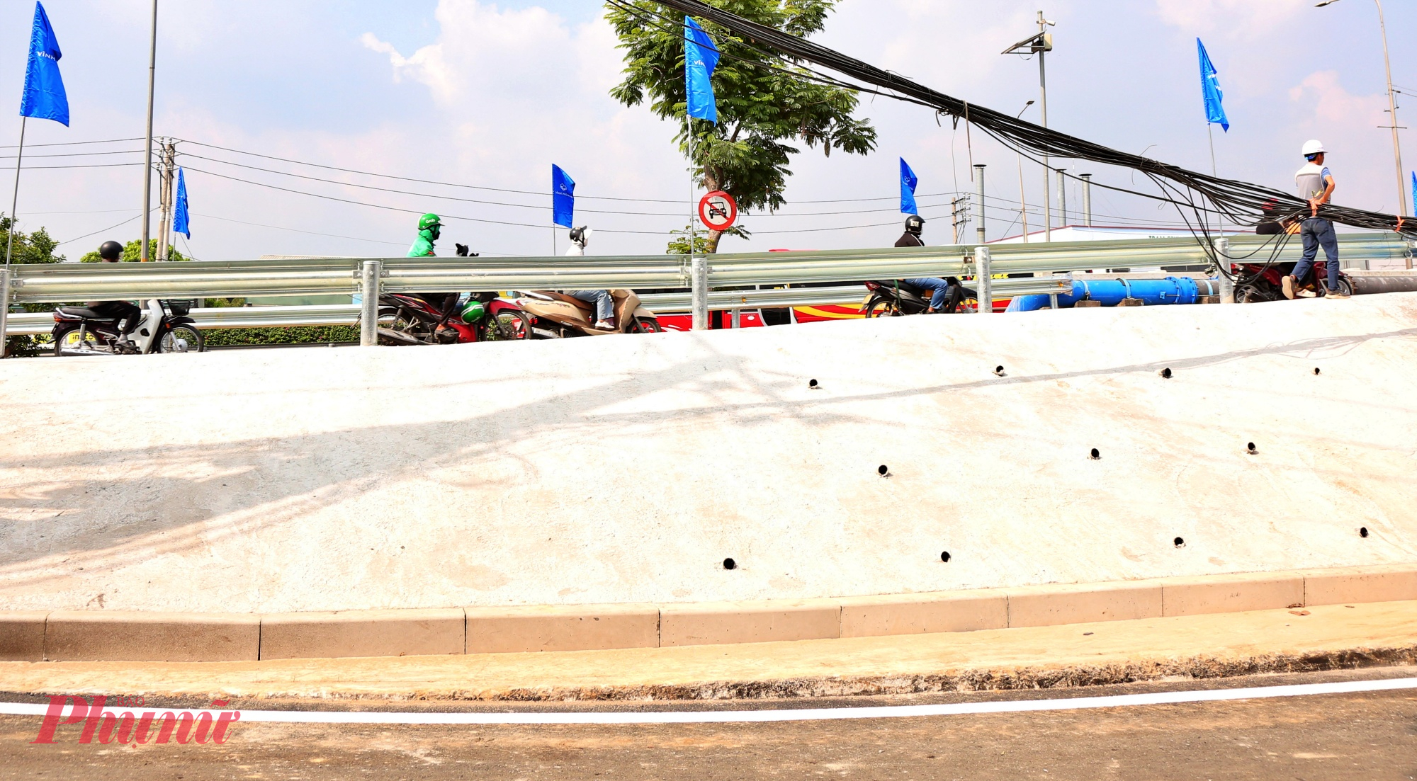 Người dân sinh sống và thường xuyên lưu thông qua khu vực cho biết, thời gian thi công có lúc gây ảnh hưởng đến việc đi lại do phân luồng, rào chắn. Tuy nhiên, đa số đều kỳ vọng khi cầu chính thức thông xe, tình trạng ùn ứ sẽ giảm đáng kể, giao thông đường bộ trên Quốc lộ 1 cũng như vận tải thủy trên sông Sài Gòn sẽ thông suốt hơn.