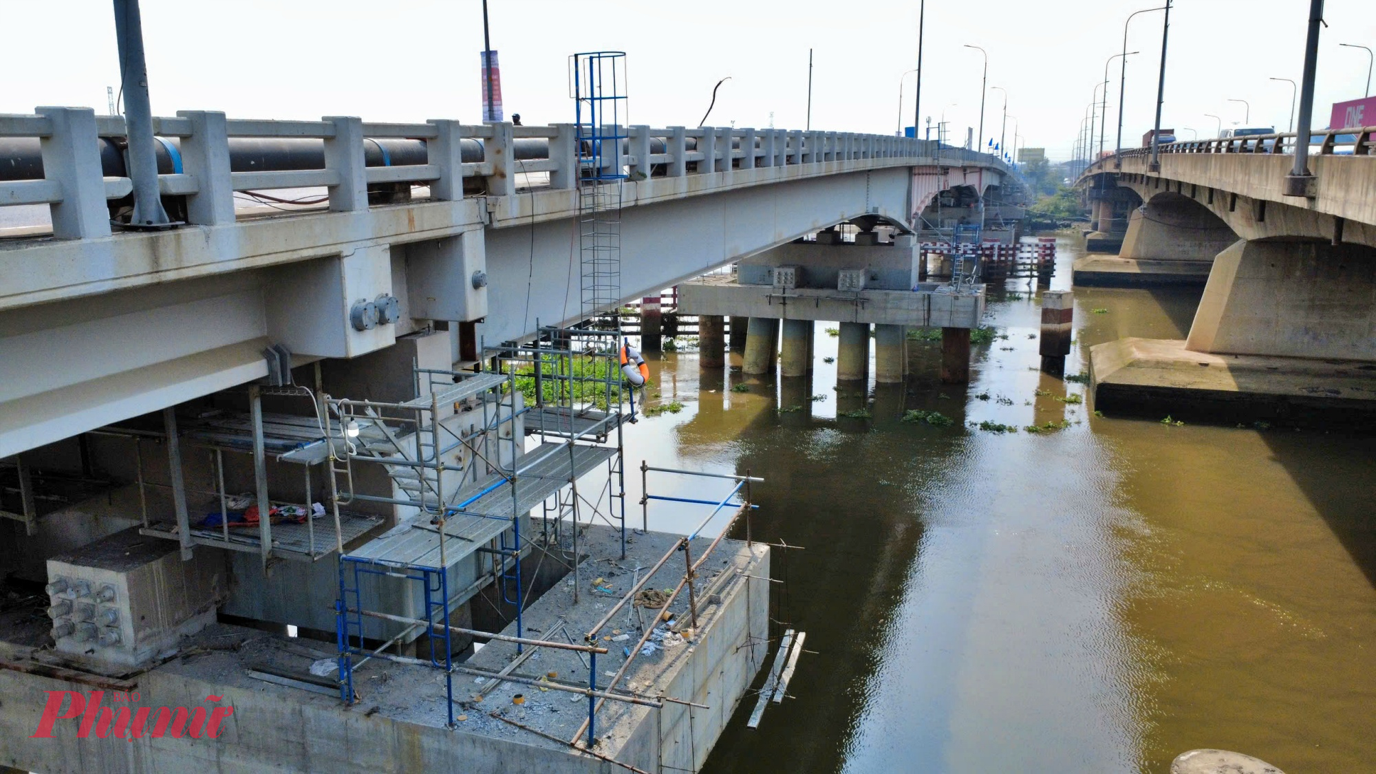 Dự án nâng tĩnh không cầu Bình Phước 1 được triển khai từ giữa tháng 10/2025. Chỉ sau hơn 2 tháng thi công, toàn bộ hạng mục kích nâng kết cấu chính đã hoàn thành, bảo đảm tiến độ đề ra. 