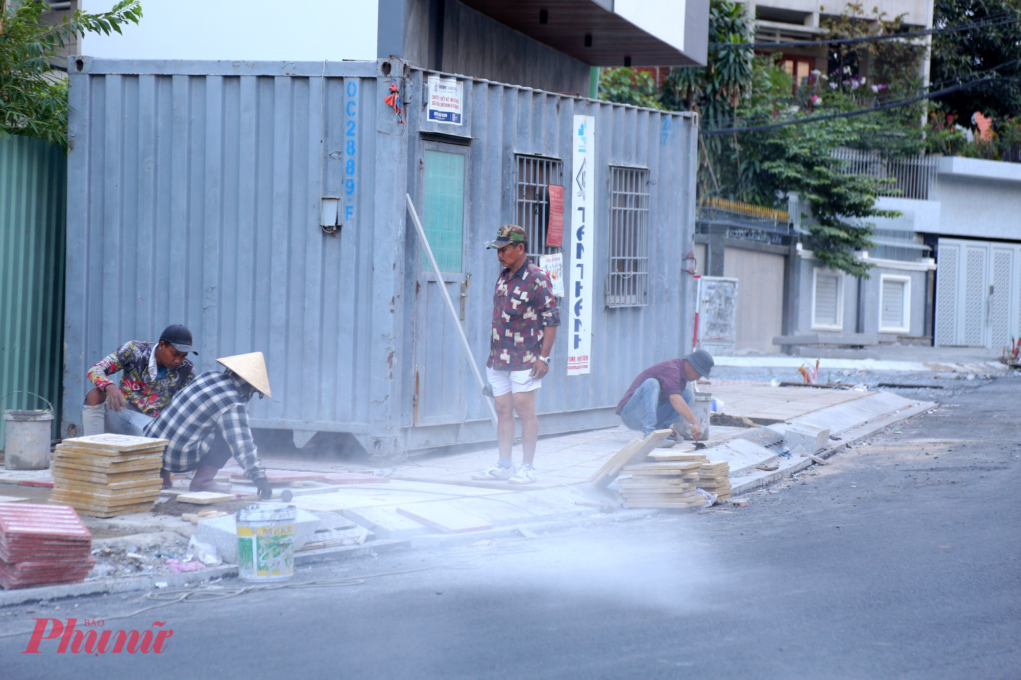 Công nhân đang thi công lát vỉa hè trên đường Chu Văn An vào chiều 22/12 - Ảnh: Nguyễn Văn