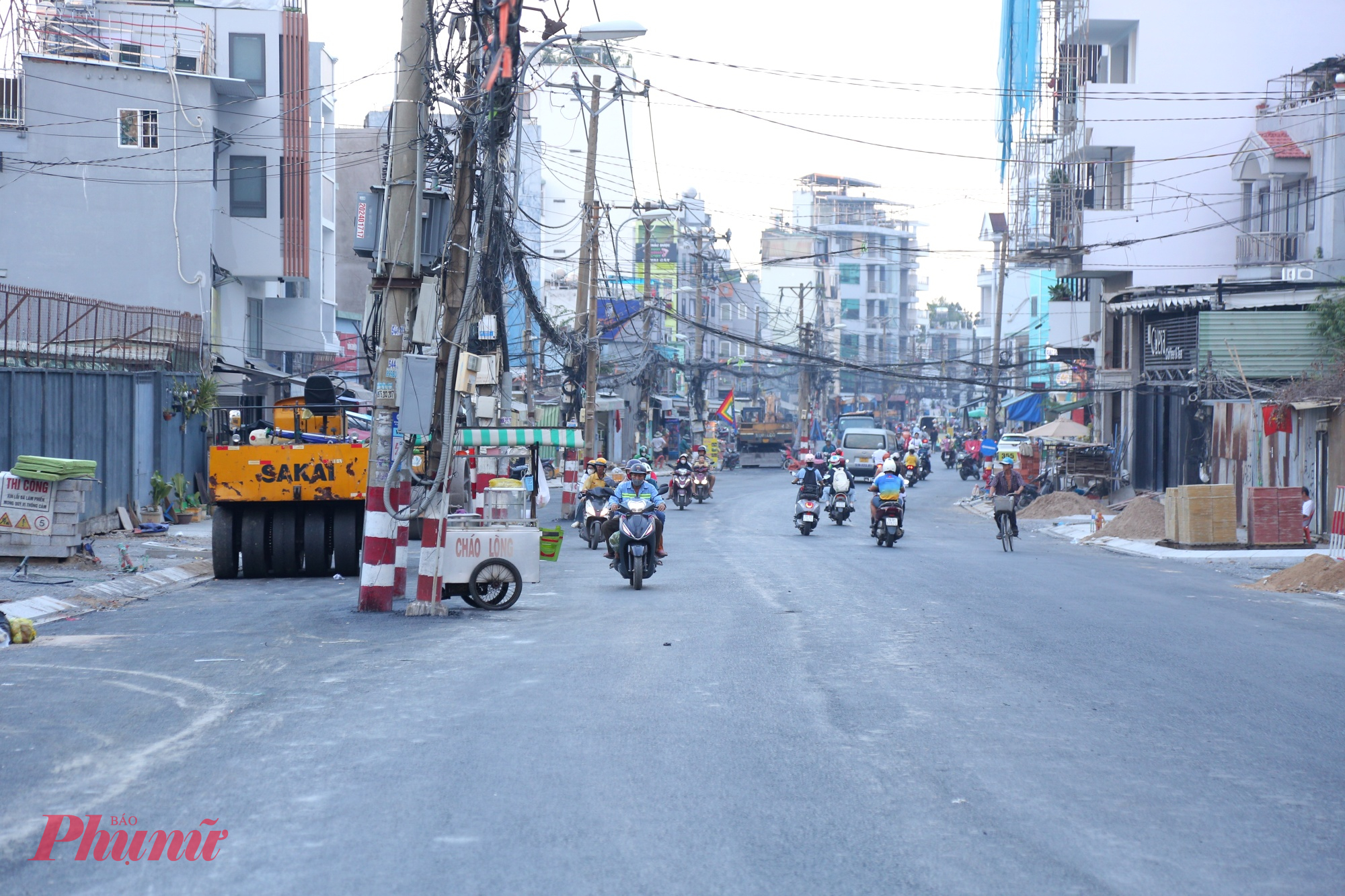 Tuyến đường sắp hoàn thành việc thi công thảm nhựa - Ảnh: Nguyễn Văn