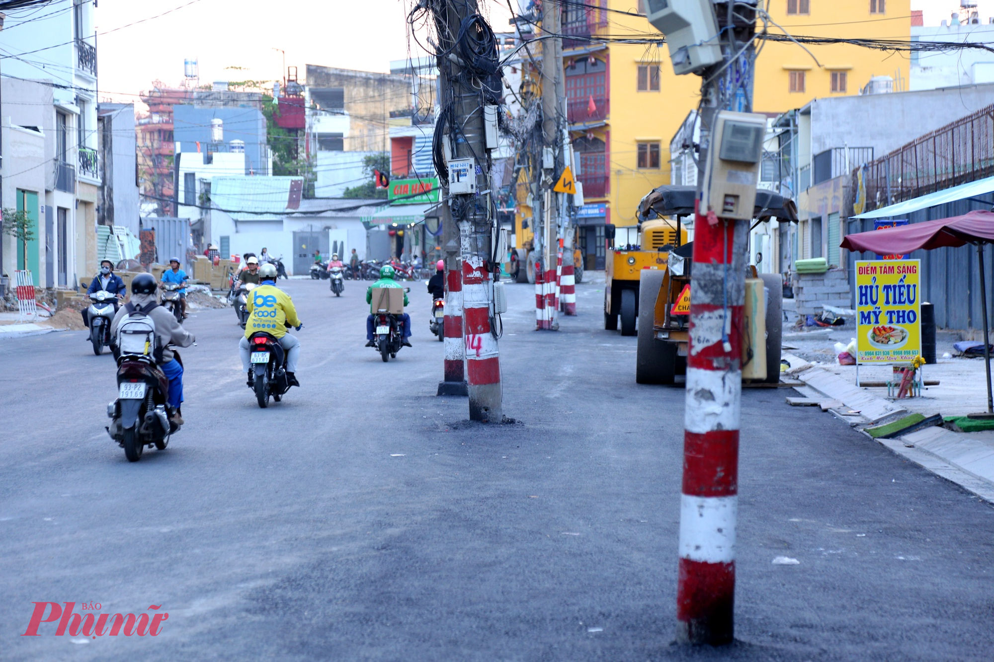 Hàng trụ điện vẫn đứng chơi vơi giữa đường - Ảnh: Nguyễn Văn