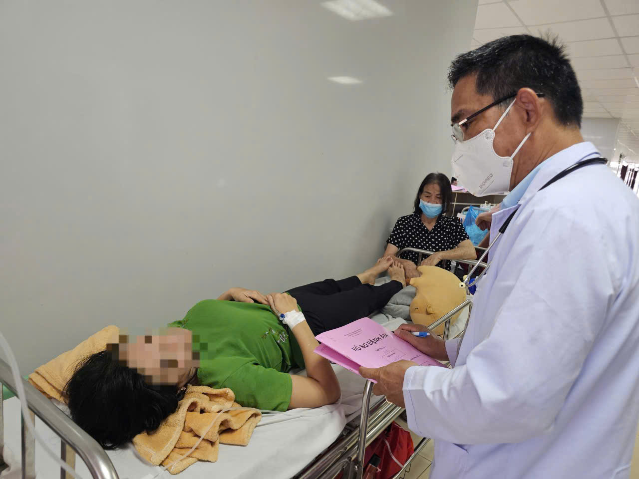 Một bệnh nhân đang được điều trị tại bệnh viện. Ảnh: A.X.