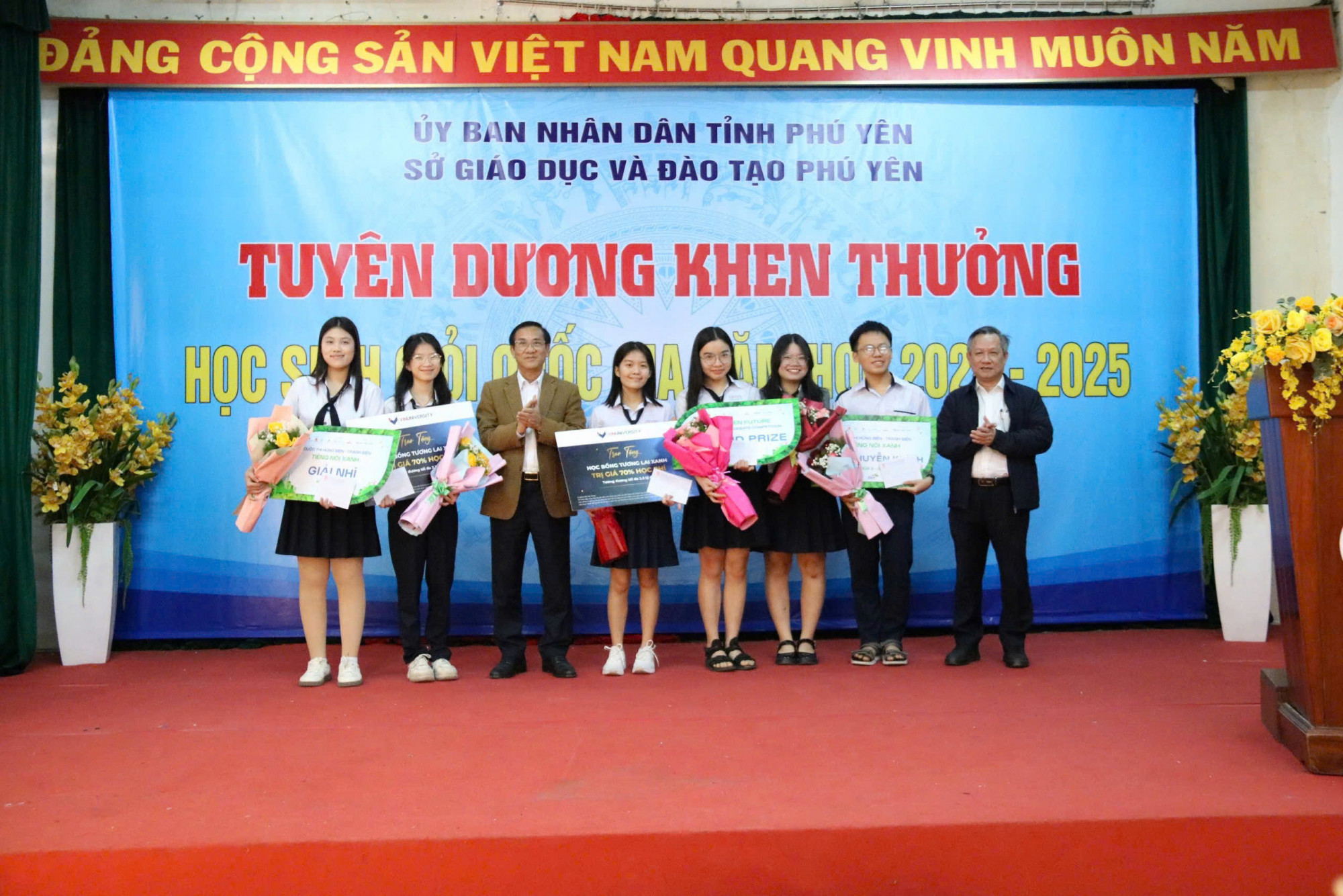 Em Nguyễn Quỳnh Di (thứ tư từ phải sang) nhận giải Á quân cuộc thi Tiếng nói xanh mùa 2, bảng tiếng Anh- Ảnh: Tuyết Hương