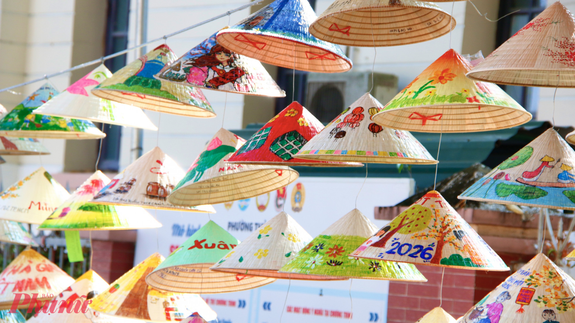Mỗi chiếc nón lá được tô điểm bằng những hình ảnh, hoa văn phản ánh văn hóa và con người Việt Nam, góp phần làm nổi bật giá trị truyền thống.