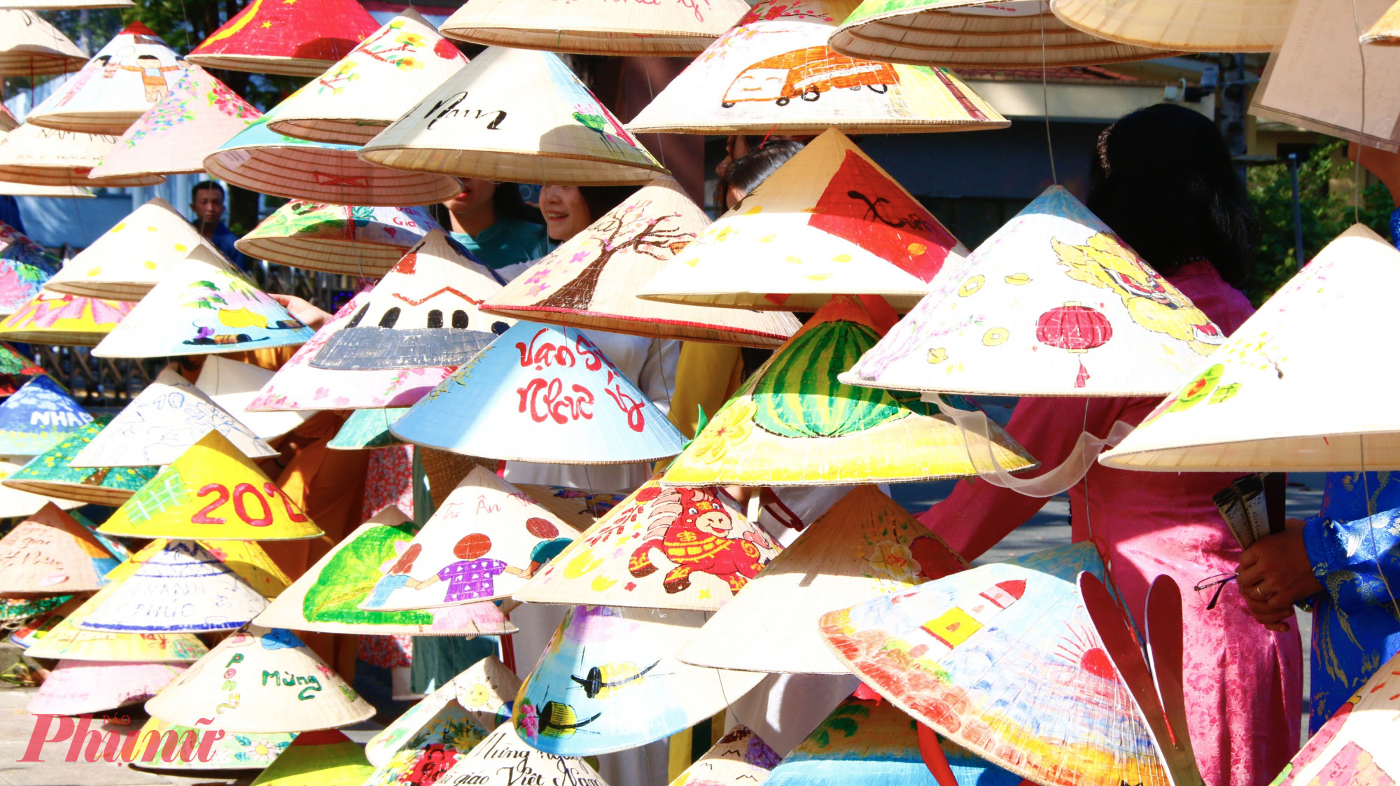 Có khoảng 2.600 chiếc nón được sử dụng để trưng bày trên đường Quang Trung. 