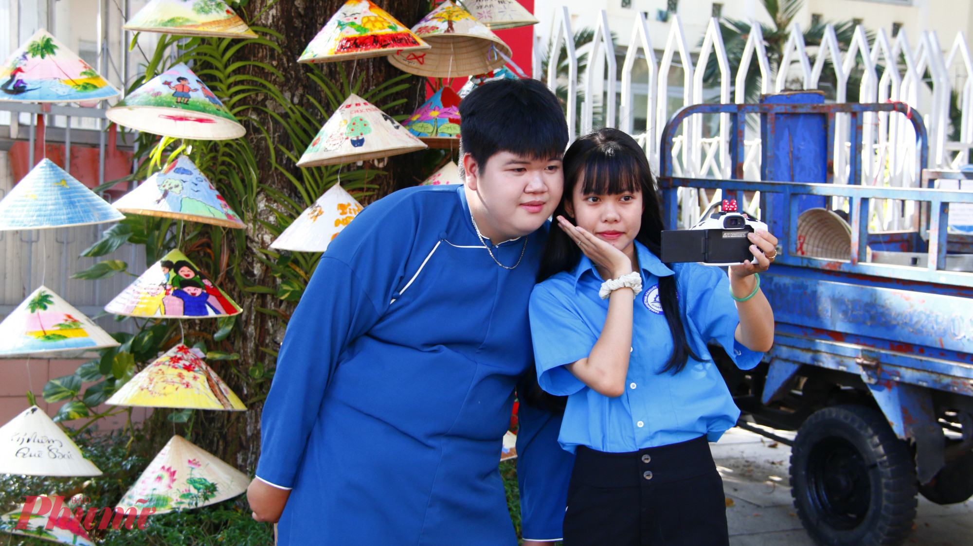 Các ban trẻ thích thú chụp ảnh