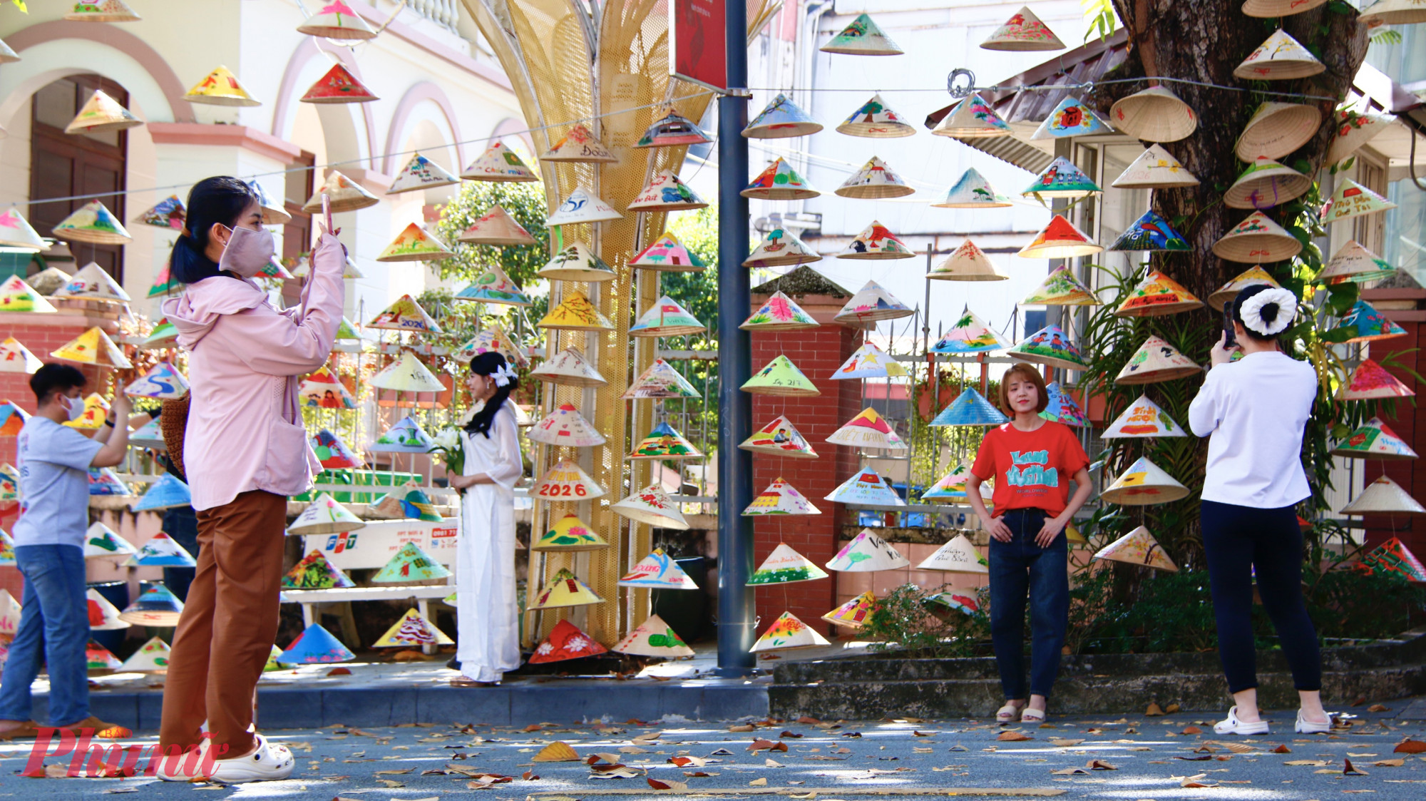 2.600 chiếc nón lá được trưng bày dọc tuyến đường Quang Trung 