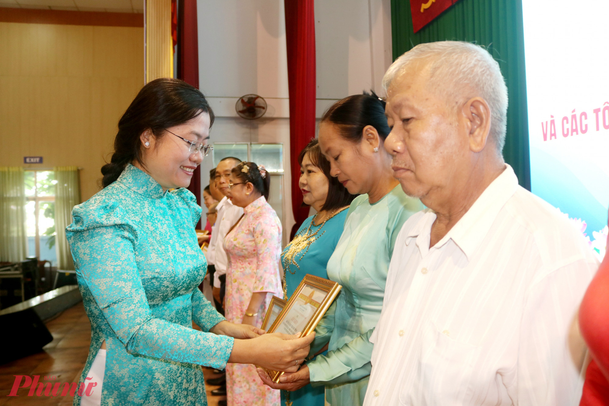 Tại hội nghị tổng kết, Ủy ban MTTQ Việt Nam phường Tân Tạo và các tổ chức chính trị - xã hội phường khen thưởng 32 tập thể, 44 cá nhân có thành tích xuất sắc trong công tác năm 2025. Trong ảnh, bà Lê Thị Ngọc Dung – Phó bí thư thường trực Đảng ủy phường Tân Tạo- trao giấy khen đến đại diện các tập thể - Ảnh: Mẫn Nhi  