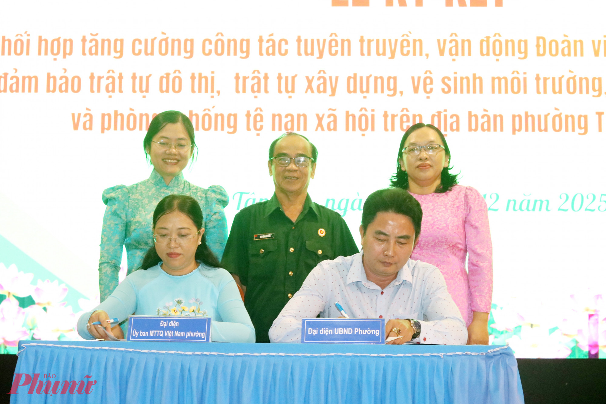 Ông Võ Văn An – Phó chủ tịch UBND phường Tân Tạo và bà Huỳnh Đặng Hà Tuyên – Chủ tịch Ủy ban MTTQ Việt Nam phường ký kết nội dung phối hợp tuyên truyền trước sự chứng kiến của đại biểu dự hội nghị - Ảnh: Mẫn Nhi