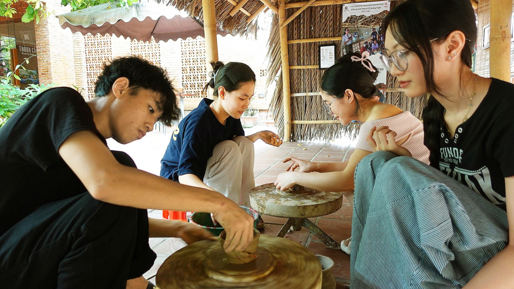 Xuân Trường (bìa trái) dạy làm gốm ở Thành cổ Quảng Ngãi - ẢNH: Đ.S.