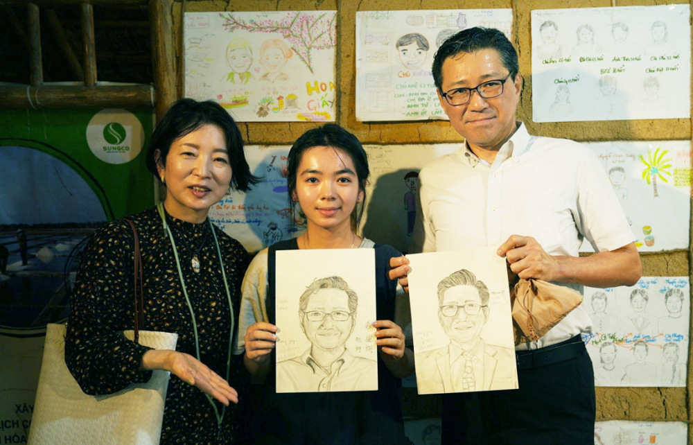 Bùi Hương Giang (giữa) cùng ngài Tổng lãnh sự Nhật Bản Mori Takero và phu nhân Mori Ino - ẢNH: Đ.S.