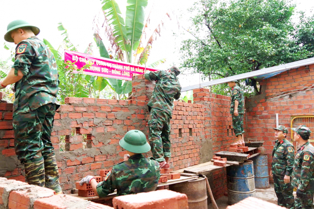 Bộ đội giúp dân ở TP Đà Nẵng xây dựng lại nhà cửa sau lũ - ẢNH: D.X.