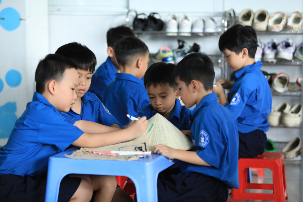 Hoạt động các trạm trải nghiệm thu hút nhiều em nhỏ tham gia - Ảnh: BTC