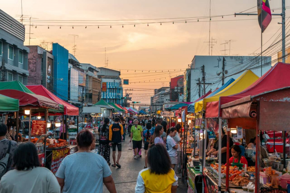 Surin, Isaan (Thái Lan): Surin, vùng Isaan (Thái Lan), thu hút du khách bởi đời sống nông thôn mộc mạc và ẩm thực bản địa đậm đà như gạo hoa nhài, som tam. Surin Green Market là điểm gặp gỡ sôi động, nơi du khách dễ dàng mua nguyên liệu tươi để tự tay chế biến các món Thái truyền thống khi lưu trú.