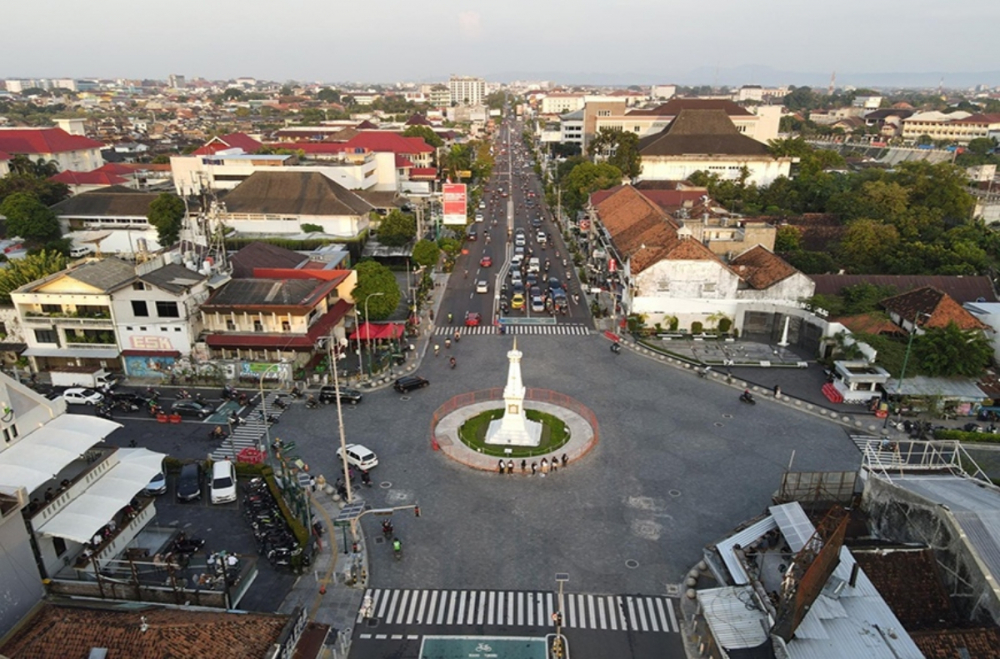 Malioboro, Yogyakarta (Indonesia): Ẩm thực Indonesia đa dạng và đậm bản sắc, nổi bật với văn hóa ẩm thực đường phố. Tại Yogyakarta, khu Malioboro và chợ Pasar Kranggan mang đến nguyên liệu tươi để du khách tự tay chế biến món iga bakar - sườn bò nướng đặc trưng.