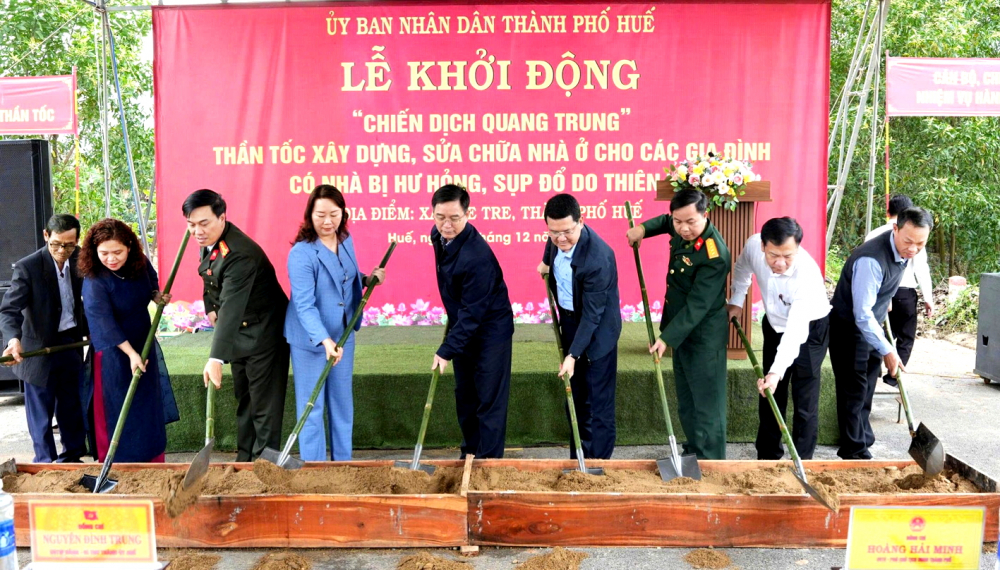 Khởi động chiến dịch “Quang Trung thần tốc” giúp người dân xã Khe Tre (TP Huế) sớm có nhà cửa đón tết - ẢNH: THUẬN HÓA
