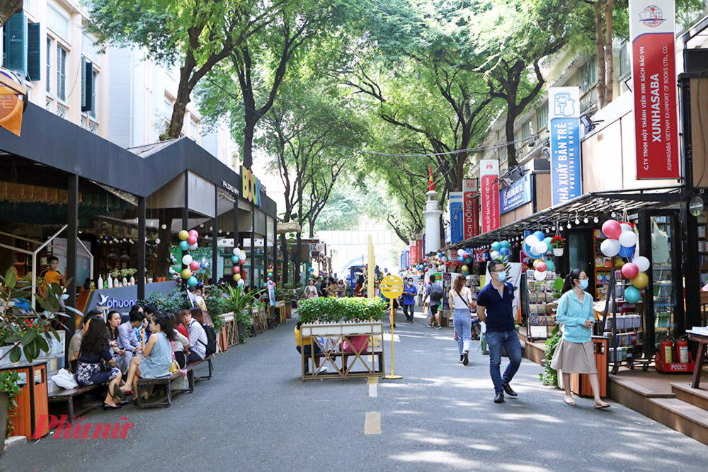 Đường sách được xem là một KGCC được quy hoạch hiệu quả - Ảnh:Diễm Mi